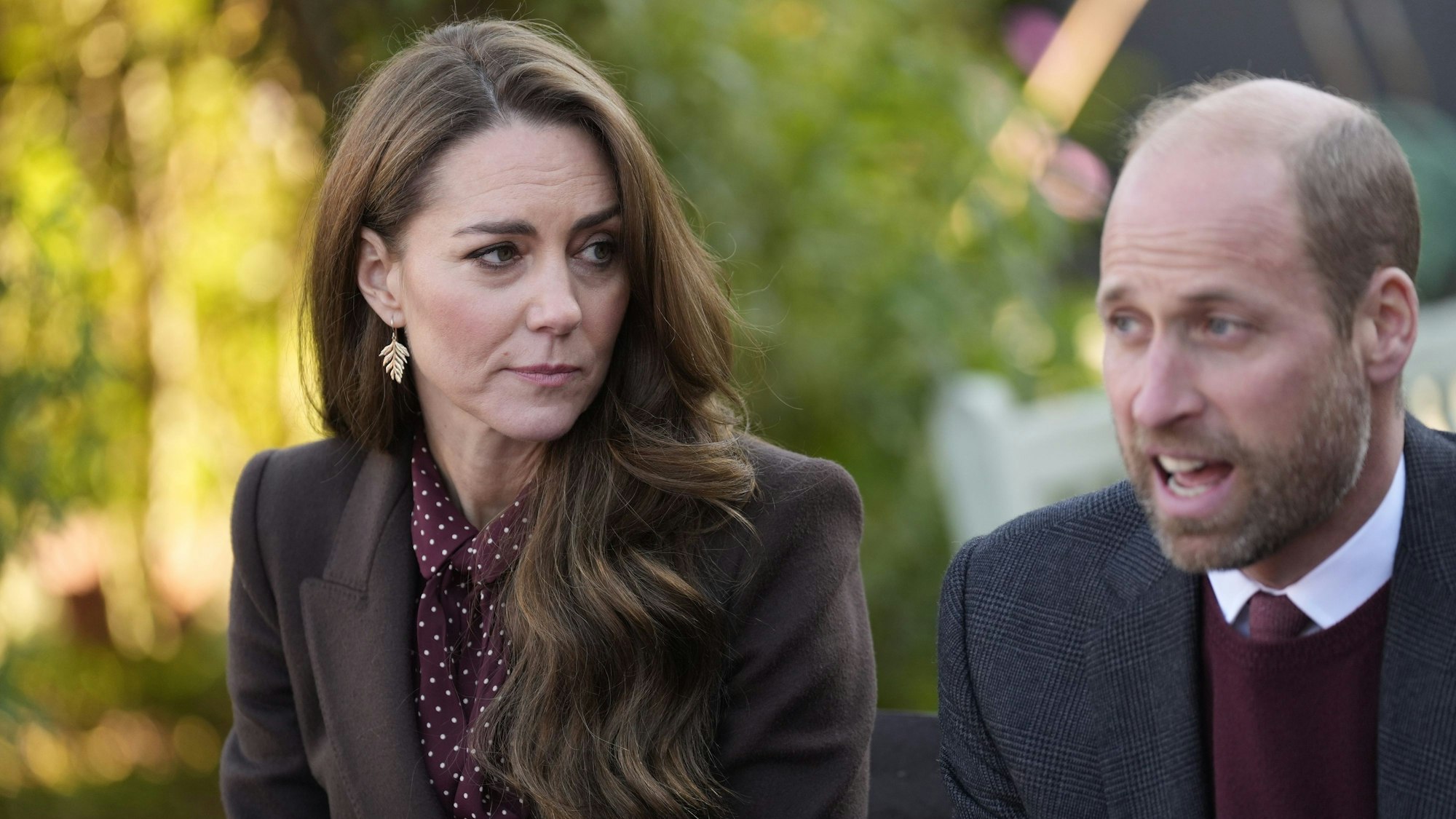 Prinz William und Prinzessin Kate sprechen mit Mitgliedern des Rettungsdienstes während sie das Southport Community Centre besucht.