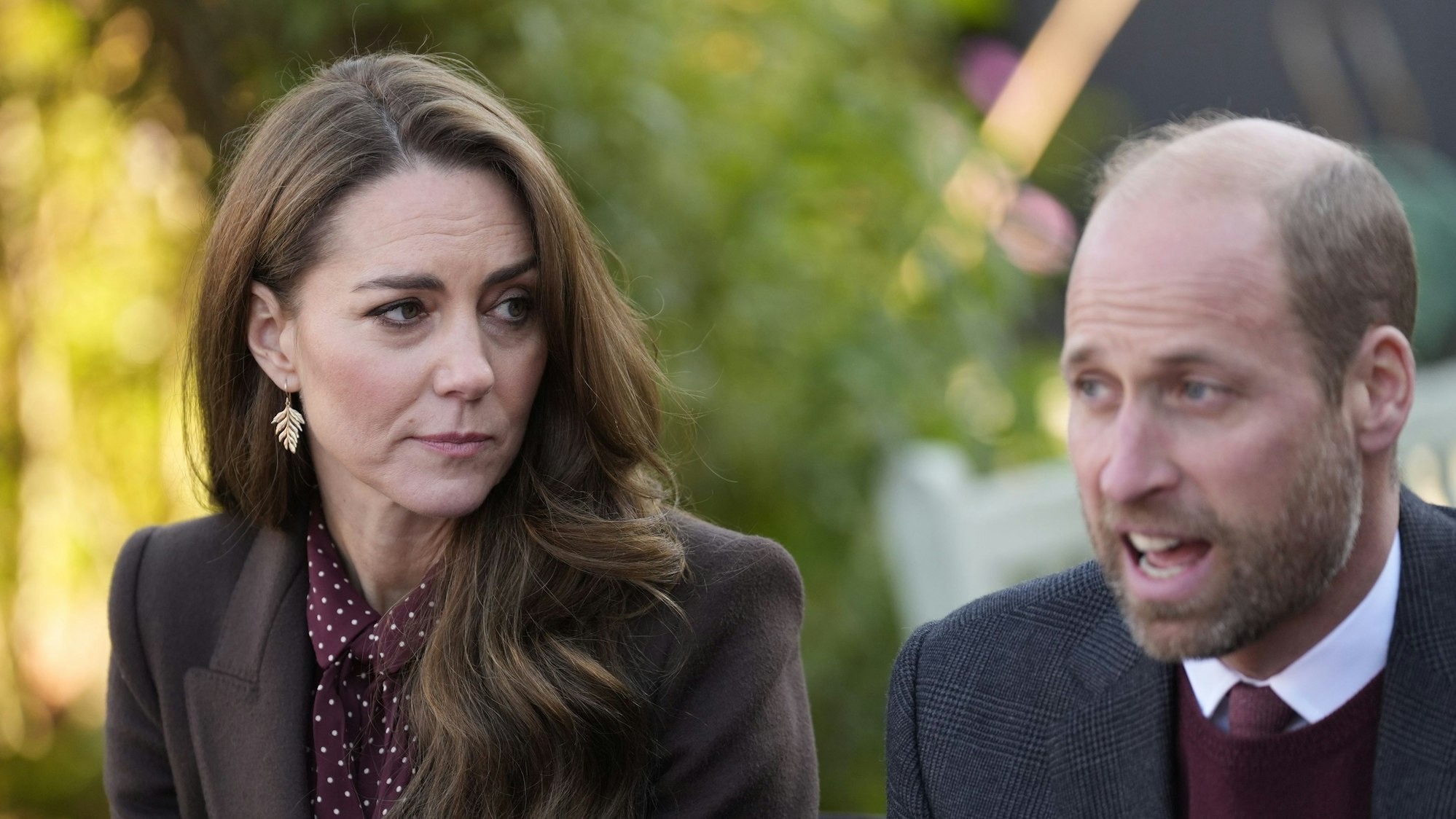 Prinz William und Prinzessin Kate sprechen mit Mitgliedern des Rettungsdienstes während sie das Southport Community Centre besucht.