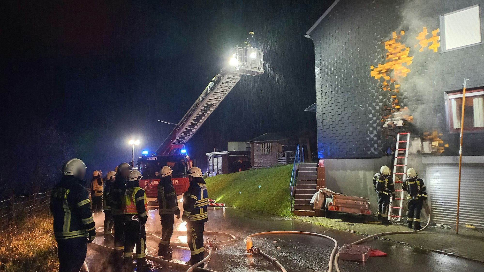 In der Nacht auf den 11. Oktober 2024 bekämpfte die Feuerwehr Gummersbach einen Fassadenbrand in GM-Berghausen