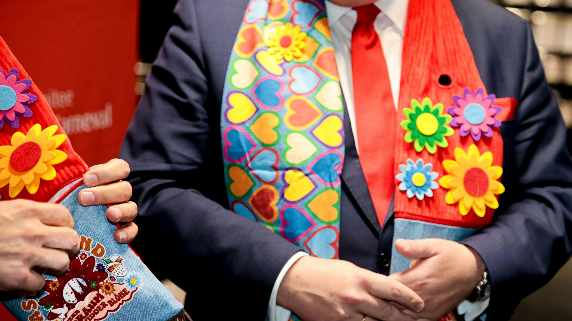 Der Mottoschal mit kleinen, gestickten und bunten Blumen aus Filz.