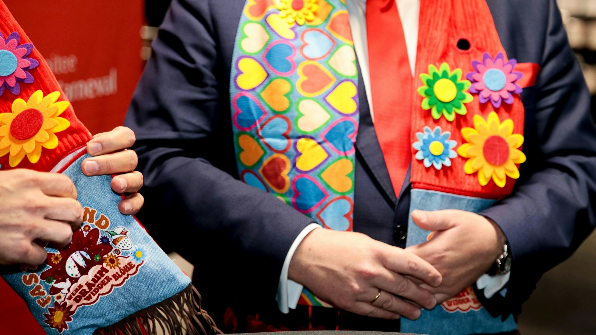 10.10.2024, Köln: Vorstellung des Mottoschals 2025 des Kölner Karneval bei Deiters Köln.Foto:Dirk Borm