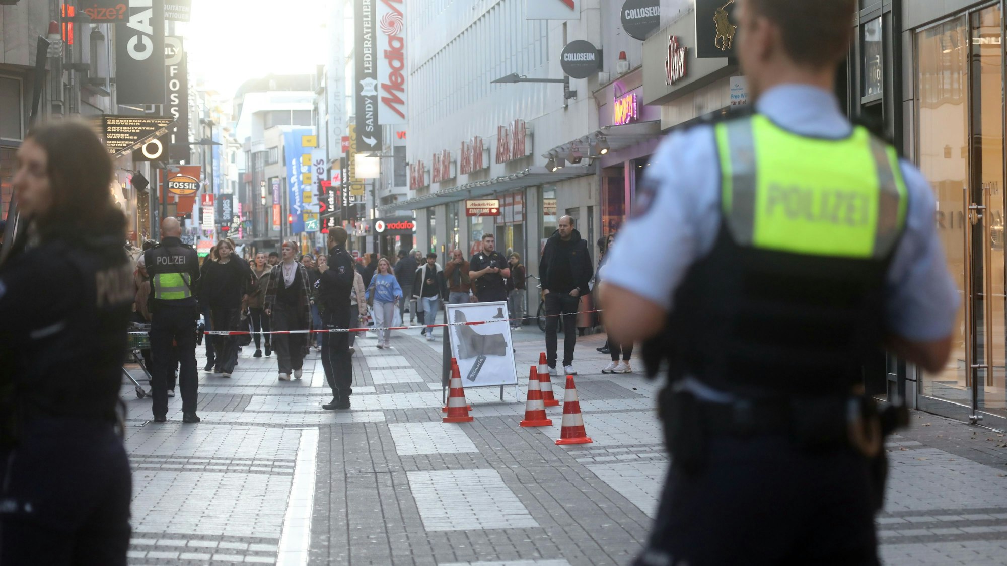 In der Nähe des Wallrafplatzes in der Kölner Innenstadt ist am Donnerstag (10. Oktober) ein Mann durch Messerstiche schwer verletzt worden.