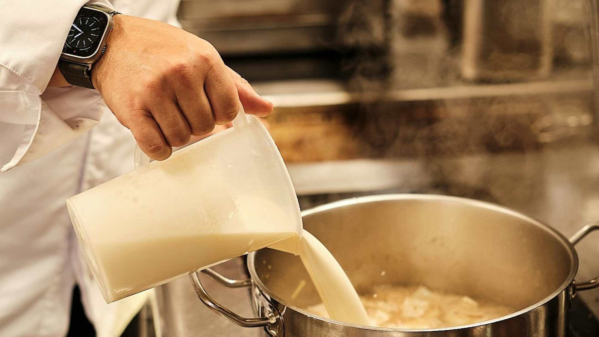 500ml Wasser und 500ml Sahne dazu gießen.