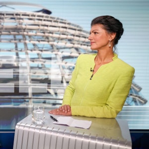 09.10.2024, Berlin: Alice Weidel (l), Partei- und Fraktionsvorsitzende der AfD, und Sahra Wagenknecht, Parteivorsitzende von BSW und Bundestagsabgeordnete, stehen an ihren Rednerpulten zu Beginn des TV-Duell bei dem Nachrichtensender Welt-TV. Foto: Kay Nietfeld/dpa +++ dpa-Bildfunk +++