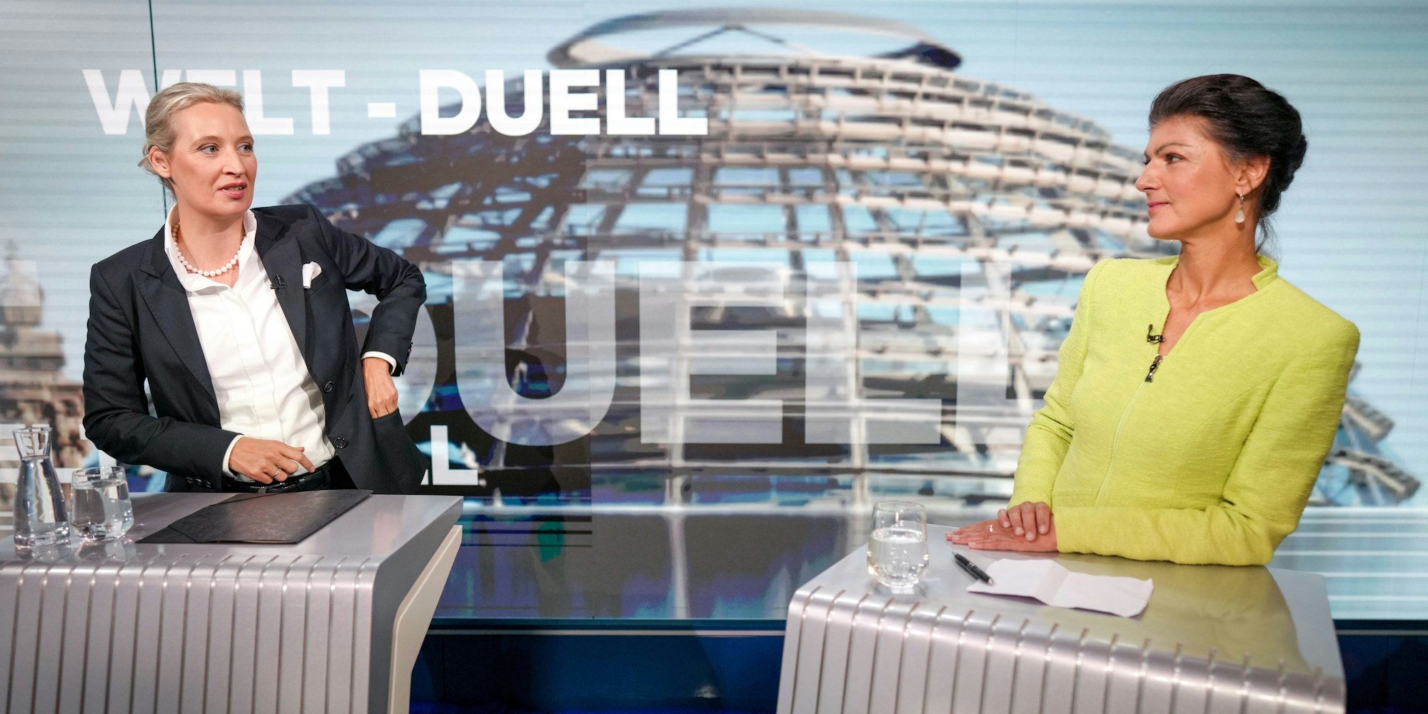 09.10.2024, Berlin: Alice Weidel (l), Partei- und Fraktionsvorsitzende der AfD, und Sahra Wagenknecht, Parteivorsitzende von BSW und Bundestagsabgeordnete, stehen an ihren Rednerpulten zu Beginn des TV-Duell bei dem Nachrichtensender Welt-TV. Foto: Kay Nietfeld/dpa +++ dpa-Bildfunk +++