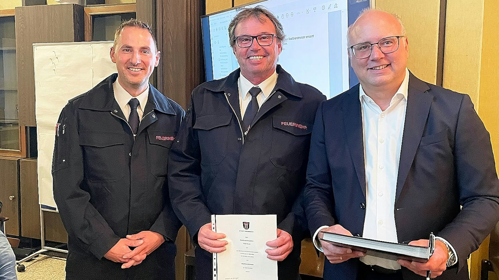 Peter Kuck (M.) und Josef Blumenthal sowie Bürgermeister Jochen Weiler stehe nebeneinander.