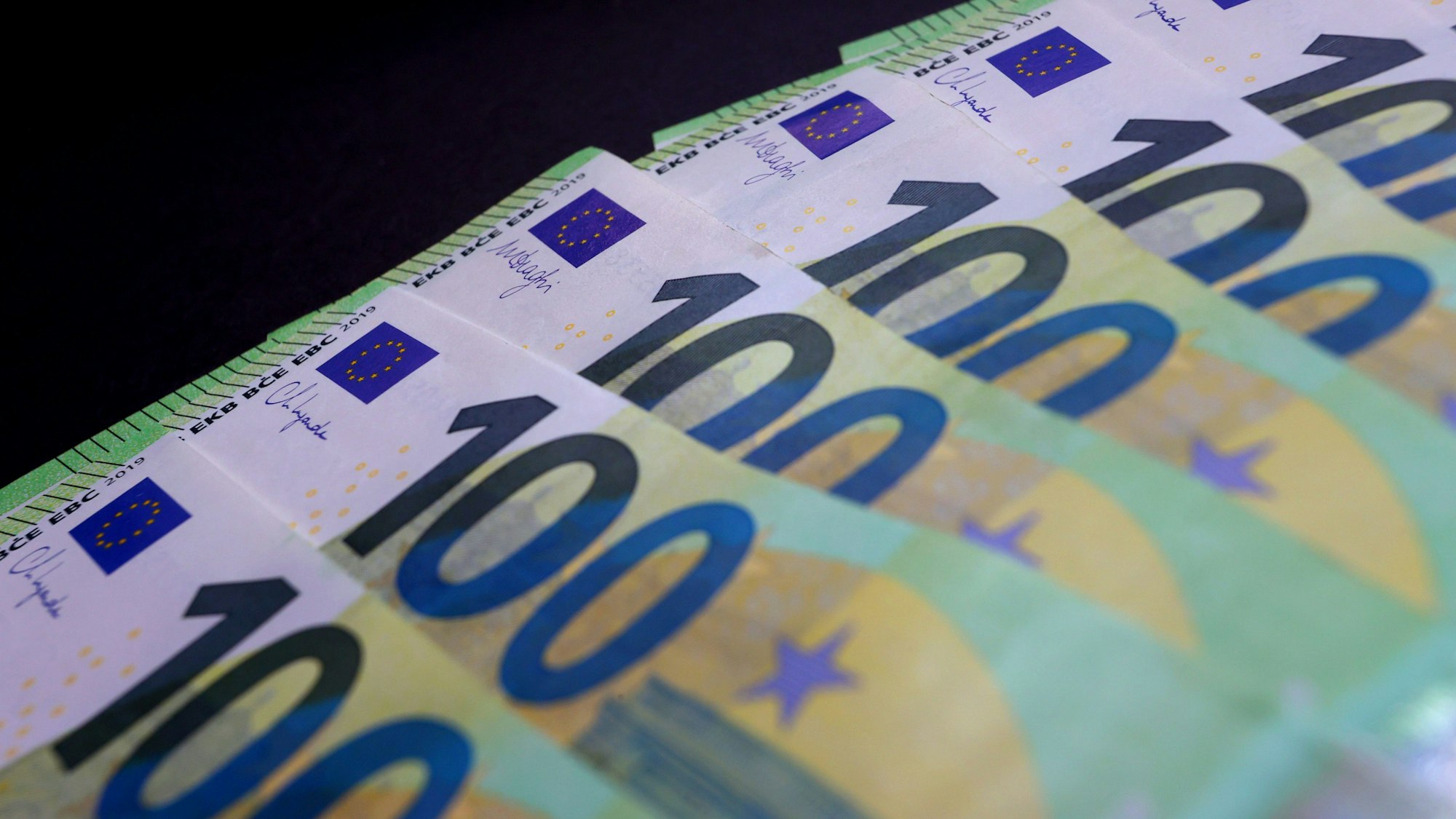 100-Euro Banknoten liegen auf einem Tisch.