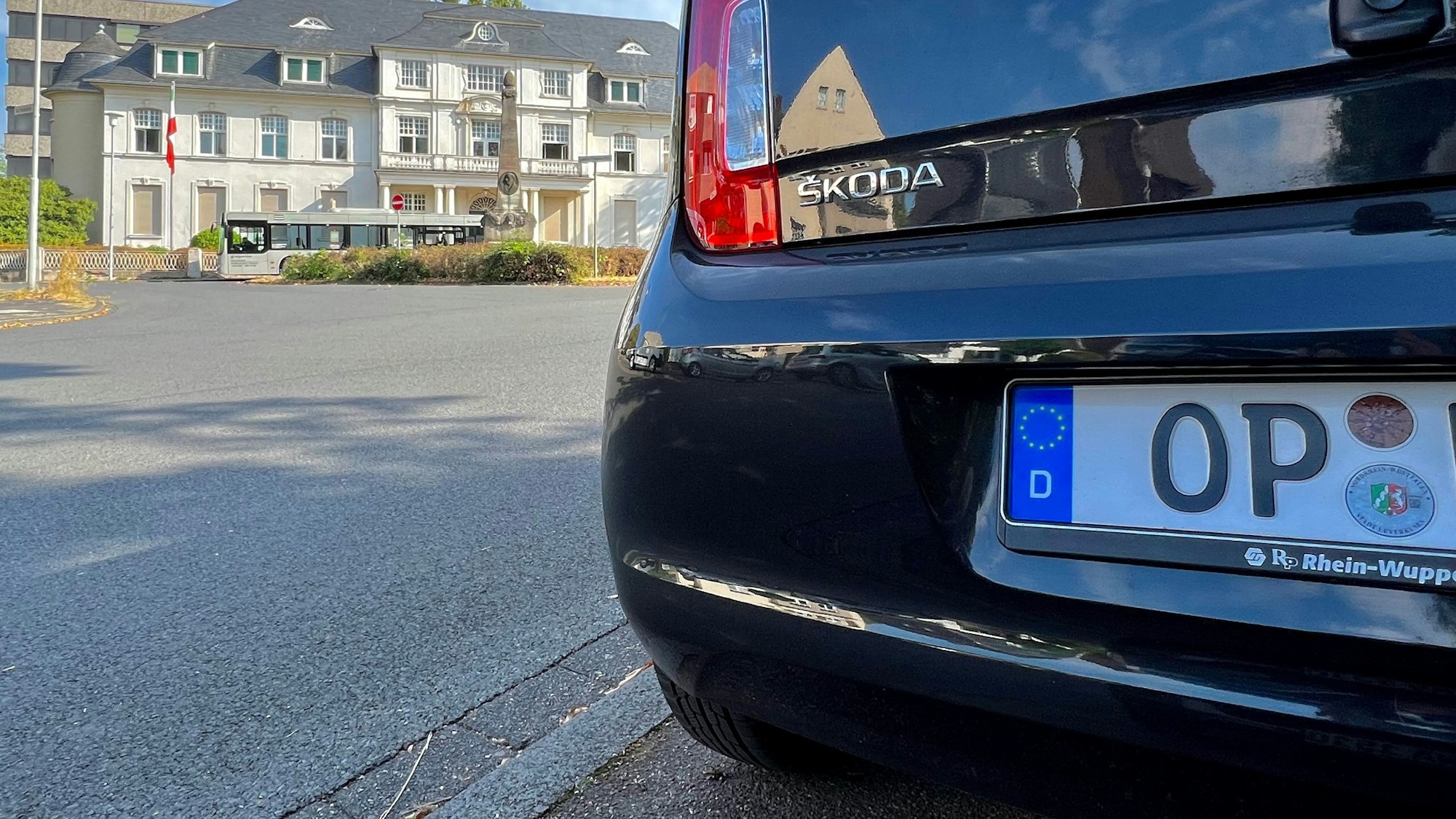 OP-Kennzeichen vor dem alten Landratsamt auf dem Frankenberg – bekommt Leichlingen bald auch ein eigenes Kennzeichen?