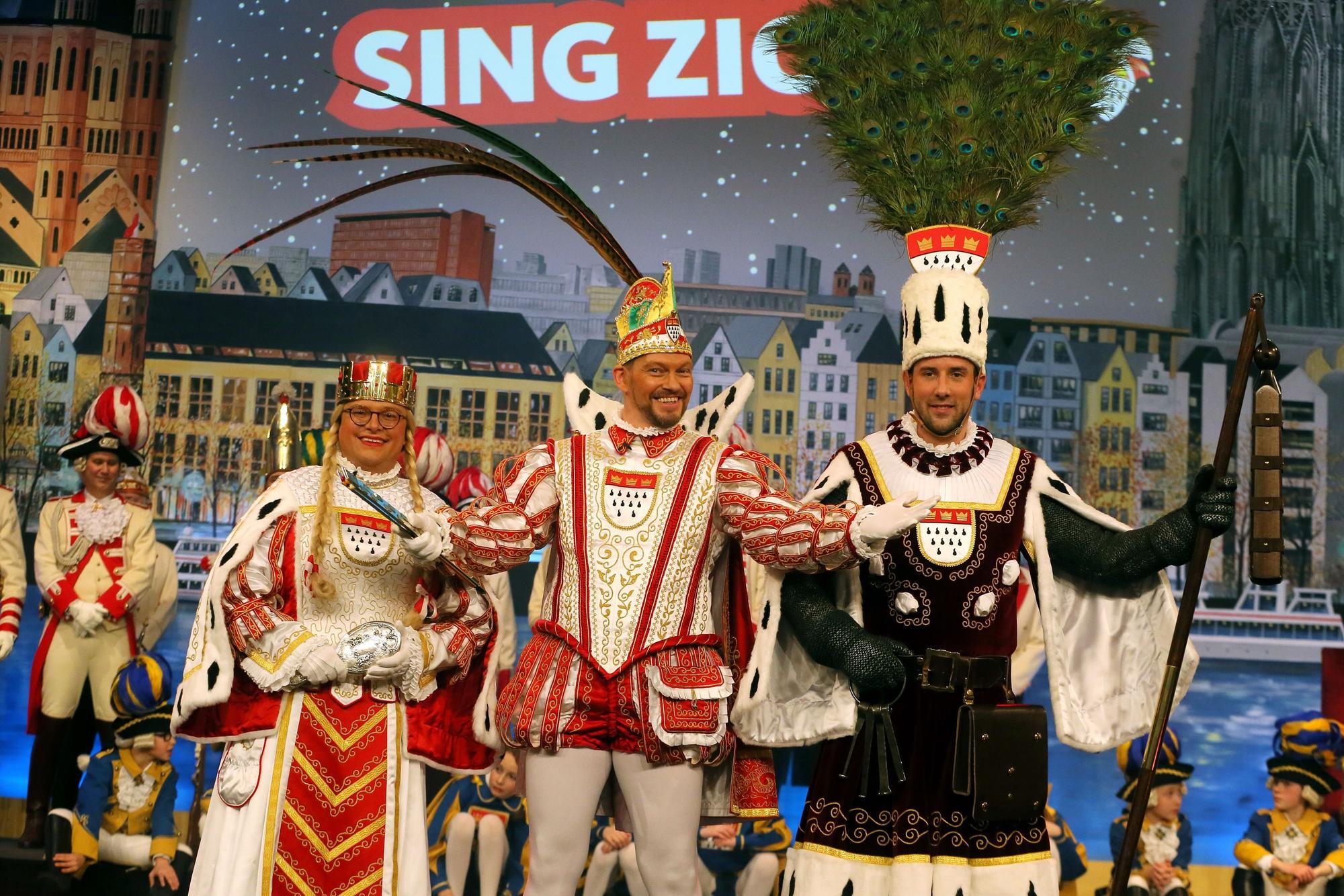 Björn Braun, Sven Oleff und Gereon Glasemacher bei der Proklamation 2022 im Ornat auf der Bühne im Gürzenich.