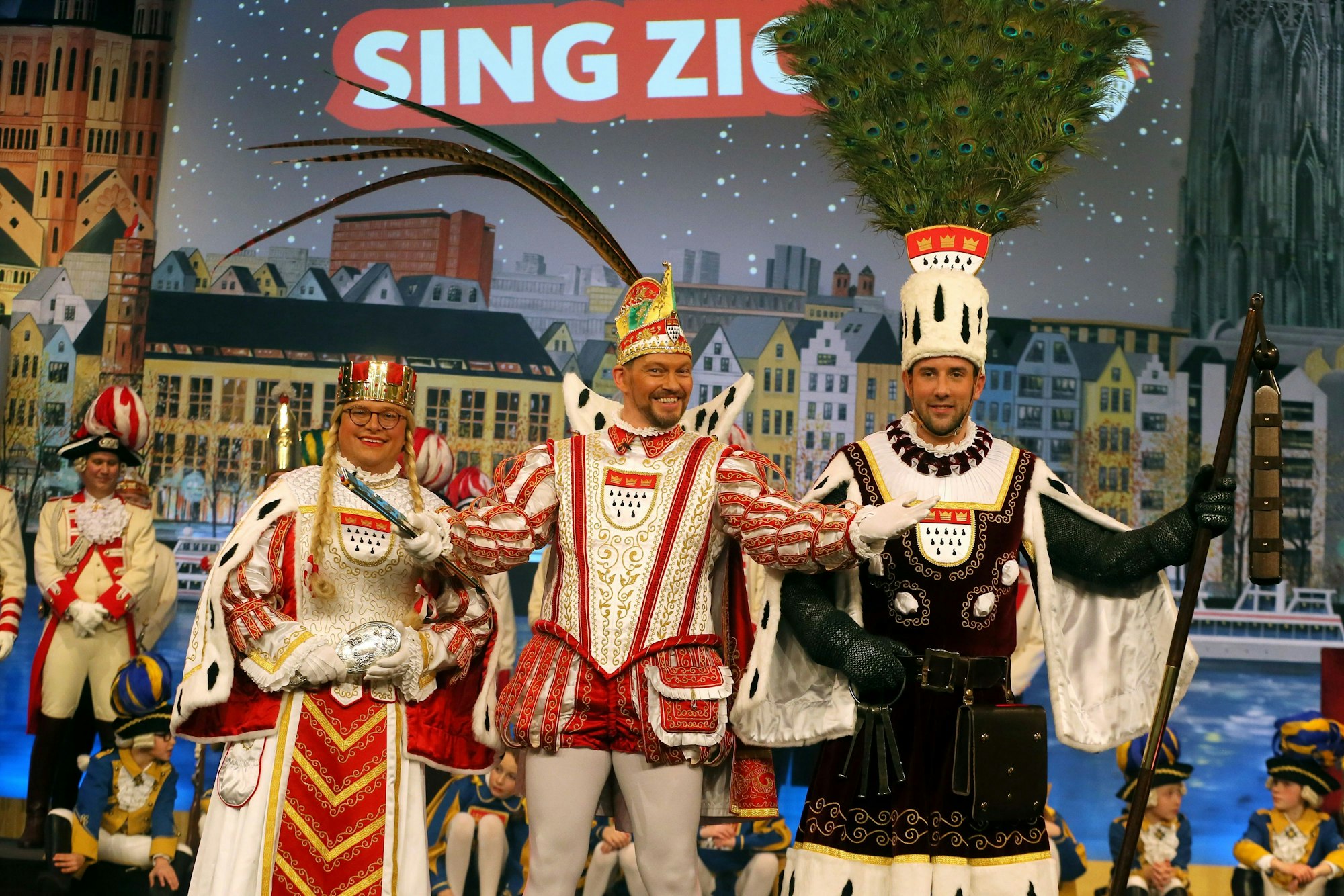 Björn Braun, Sven Oleff und Gereon Glasemacher bei der Proklamation 2022 im Ornat auf der Bühne im Gürzenich.