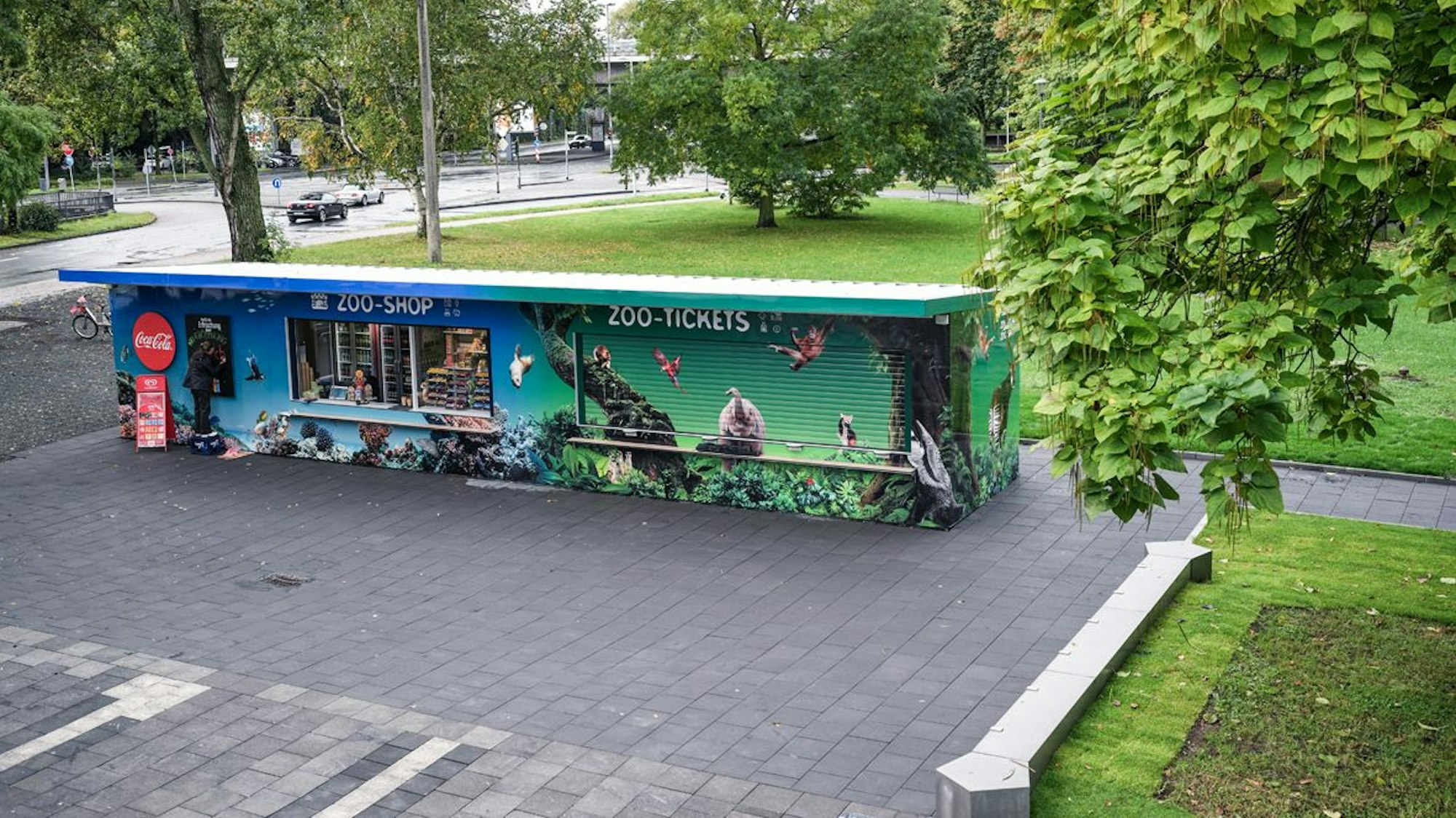 Die neue Kasse des Kölner Zoos vor dem Haupteingang, daneben neue Grünflächen und Sitzgelegenheiten.