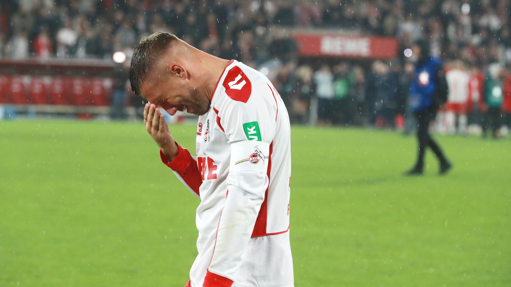 Lässt seinen Tränen beim Köln-Abschied freien Lauf: Lukas Podolski
