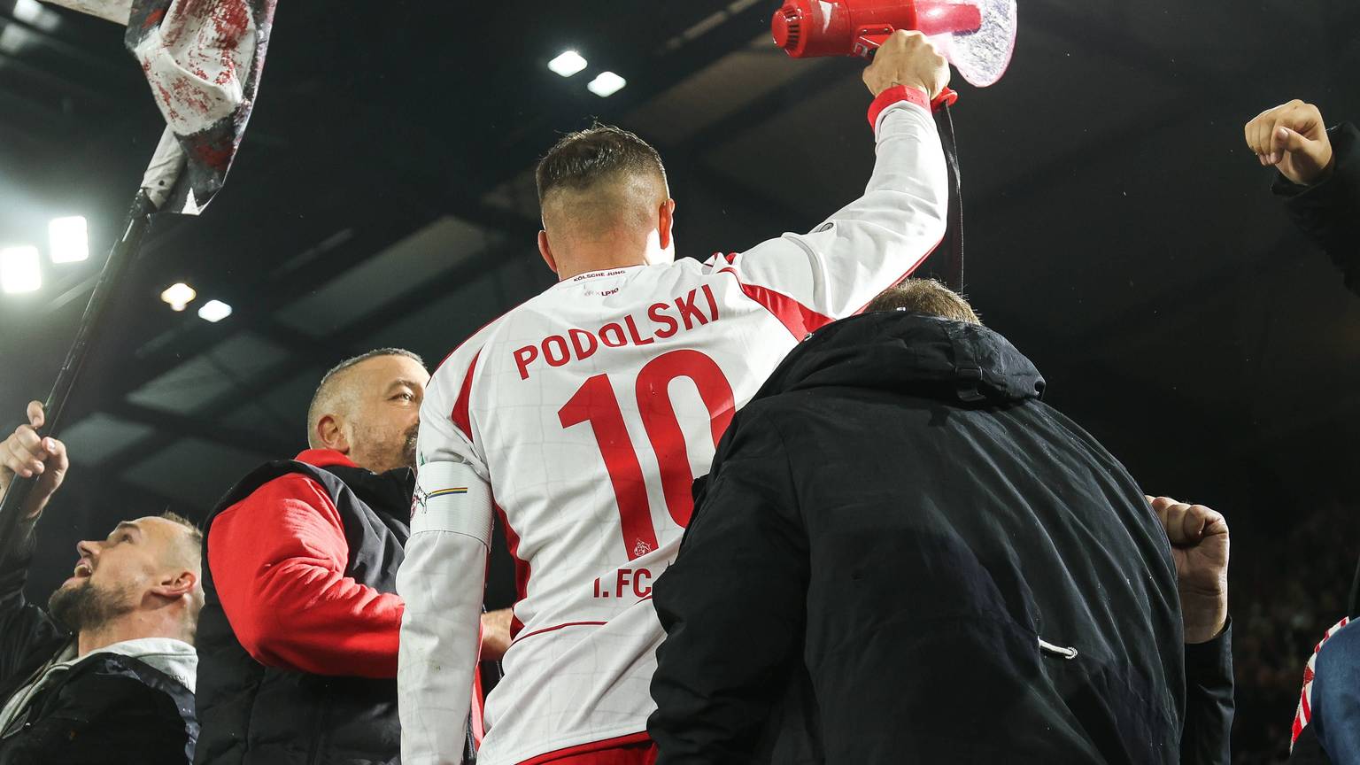 Fussball, 2.Bundesliga Saison 2024/2025 Unsere 10 kehrt Heim - Danke Spiel Lukas Podolski Poldis Elf - 1.FC Köln 10.10.2024, RheinEnergieSTADION Lukas Podolski sagt um Zehn Uhr Zehn Danke Köln Köln RheinEnergieSTADION Nordrhein-Westfahlen Deutschland *** Sport, Football, 2 Bundesliga Season 2024 2025 Our 10 returns home Thank you game Lukas Podolski Poldis Elf 1 FC Köln 10 10 2024, RheinEnergieSTADION Lukas Podolski says at ten oclock ten thank you Cologne Cologne RheinEnergieSTADION North Rhine-Westphalia Germany