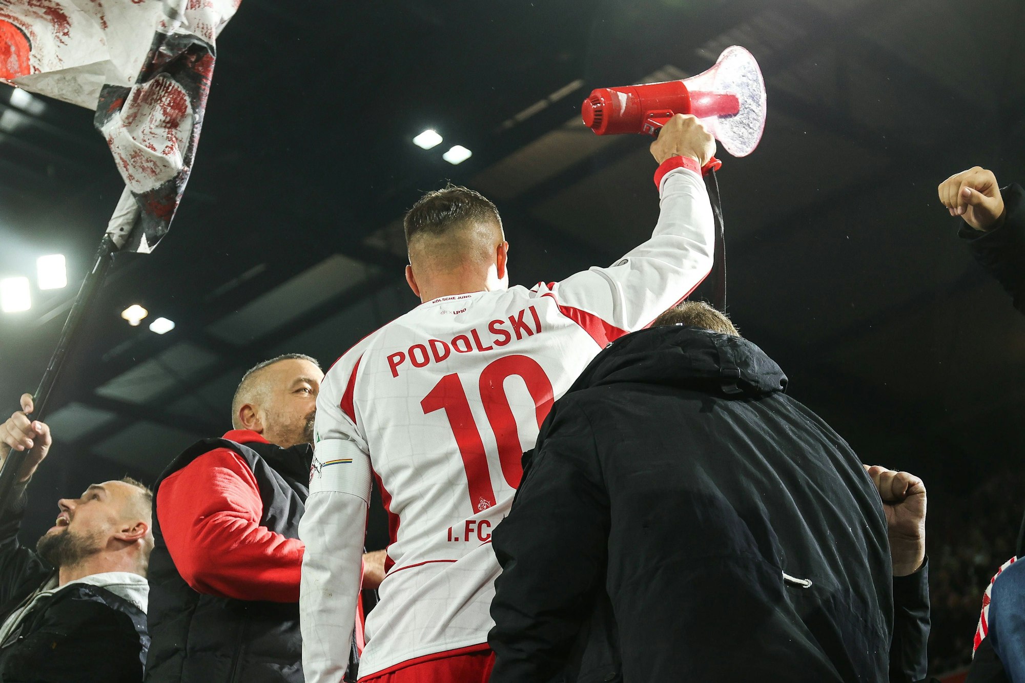 Fussball, 2.Bundesliga Saison 2024/2025 Unsere 10 kehrt Heim - Danke Spiel Lukas Podolski Poldis Elf - 1.FC Köln 10.10.2024, RheinEnergieSTADION Lukas Podolski sagt um Zehn Uhr Zehn Danke Köln Köln RheinEnergieSTADION Nordrhein-Westfahlen Deutschland *** Sport, Football, 2 Bundesliga Season 2024 2025 Our 10 returns home Thank you game Lukas Podolski Poldis Elf 1 FC Köln 10 10 2024, RheinEnergieSTADION Lukas Podolski says at ten oclock ten thank you Cologne Cologne RheinEnergieSTADION North Rhine-Westphalia Germany