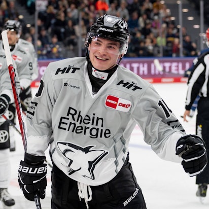 Justin Schütz von den Kölner Haien bei der Rückkehr zur Bank nach seinem Tor zum 1:0 gegen Red Bull München.