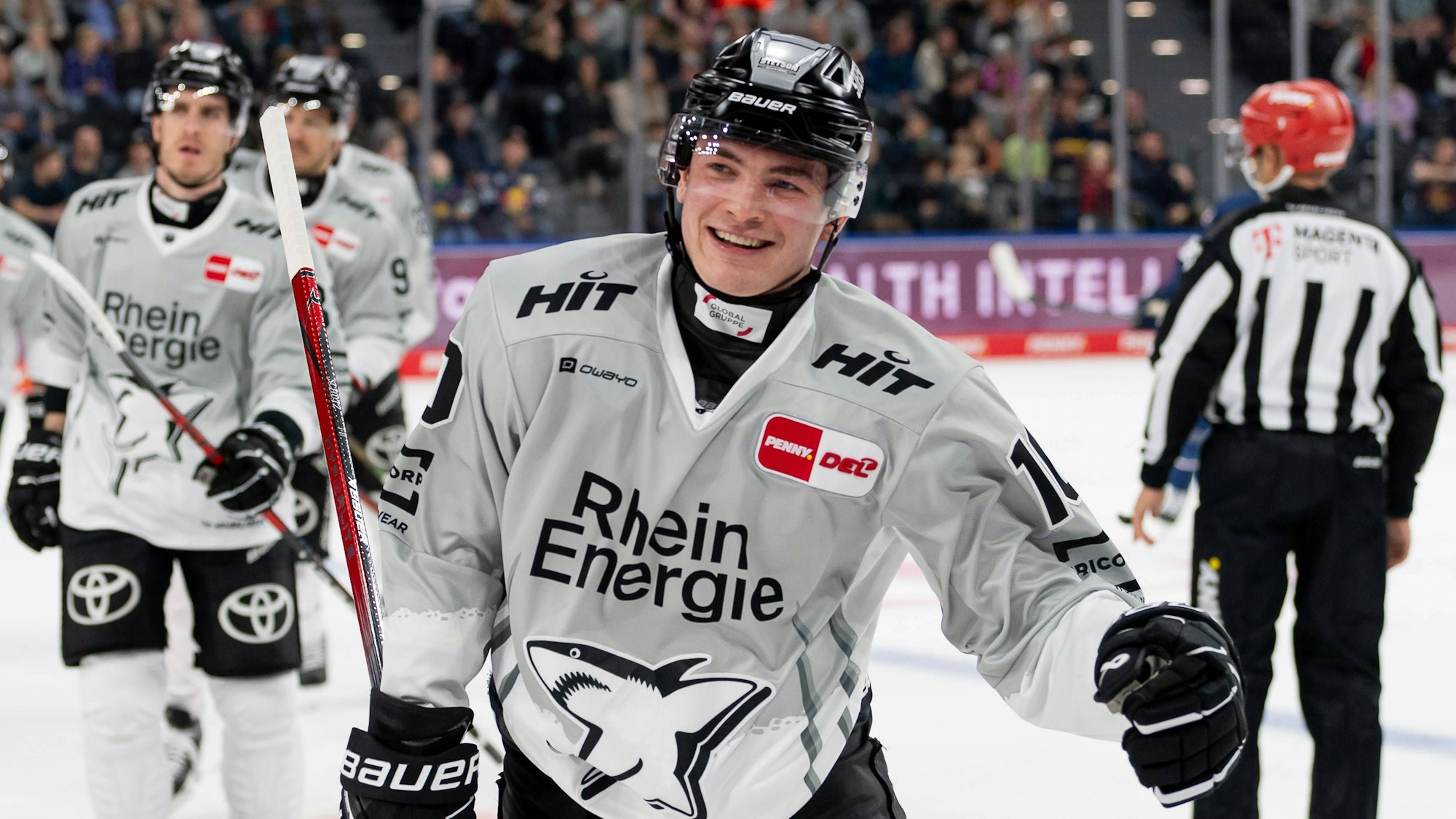 Justin Schuetz Koelner Haie, 10 bei der Rueckkehr zur Bank nach seinem Tor zum 0:1. GER, EHC Red Bull Muenchen gegen Koelner Haie, Eishockey, DEL, 7. Spieltag, Saison 2024/2025, 06.10.2024. GER, EHC Red Bull Muenchen gegen Koelner Haie, Eishockey, DEL, 7. Spieltag, Saison 2024/2025, 06.10.2024. Muenchen *** Justin Schuetz Koelner Haie, 10 returning to the bench after his goal for 0 1 GER, EHC Red Bull Muenchen vs Koelner Haie, Ice Hockey, DEL, Match Day 7, Season 2024 2025, 06 10 2024 GER, EHC Red Bull Muenchen vs Koelner Haie, Ice Hockey, DEL, Match Day 7, Season 2024 2025, 06 10 2024 Muenchen Copyright: xEibner-Pressefoto/FranzxFeinerx EP_HFR
