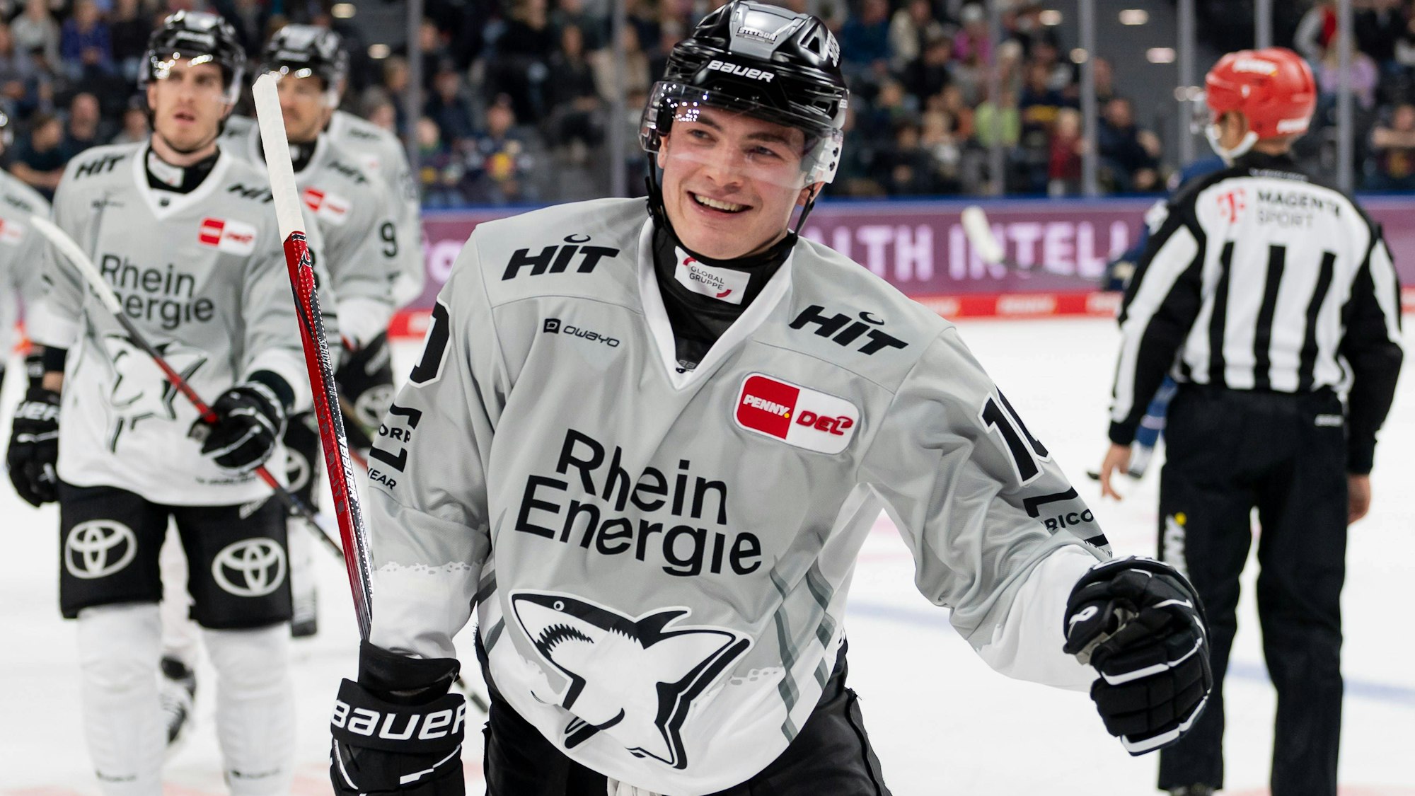 Justin Schütz von den Kölner Haien bei der Rückkehr zur Bank nach seinem Tor zum 1:0 gegen Red Bull München.