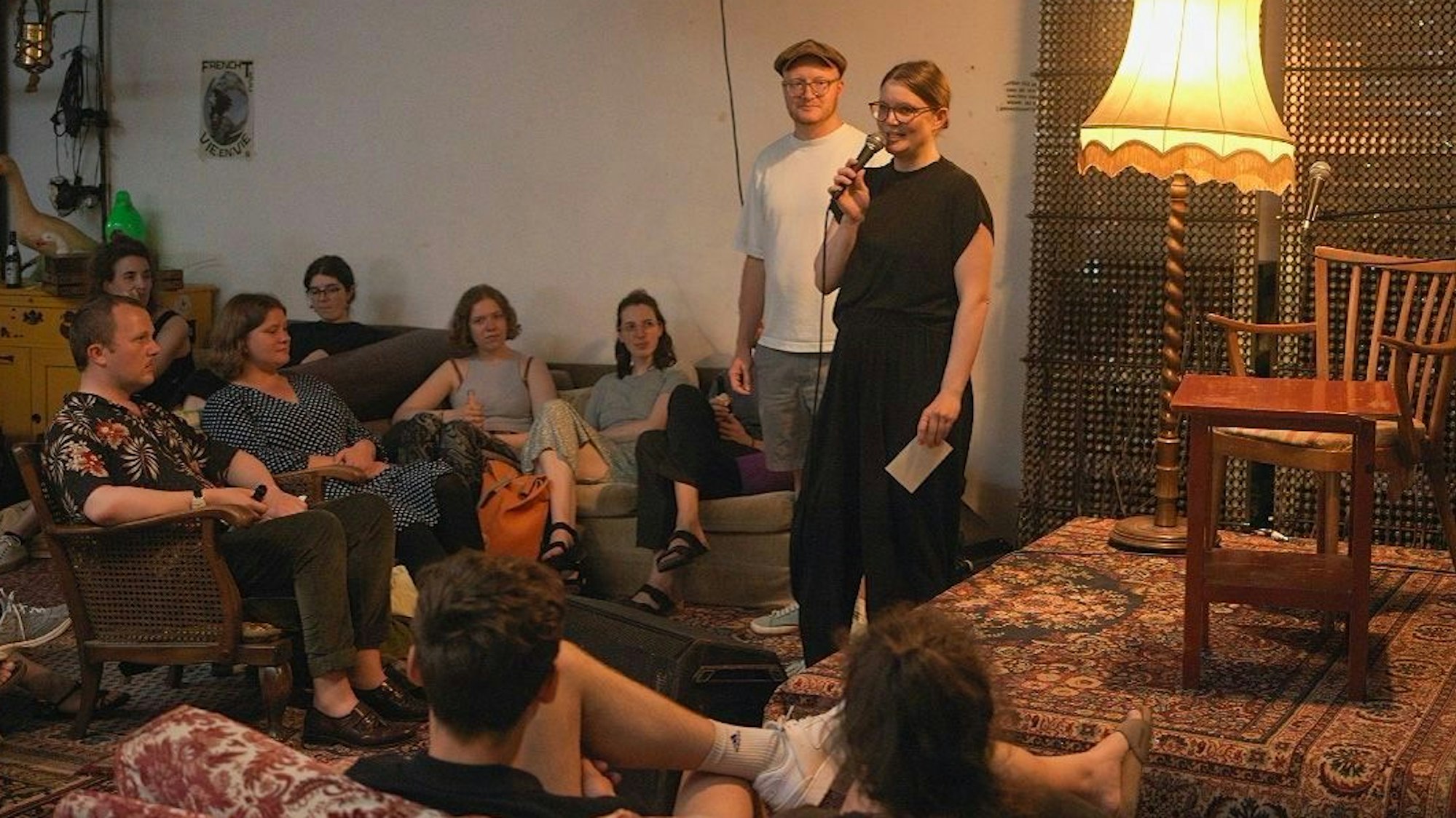 André Patten (hinten) mit Melissa Steinsiek-Moßmeier (mit Mikro).