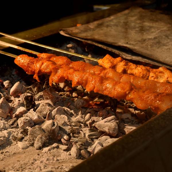 Fleisch auf einem Holzkohlegrill