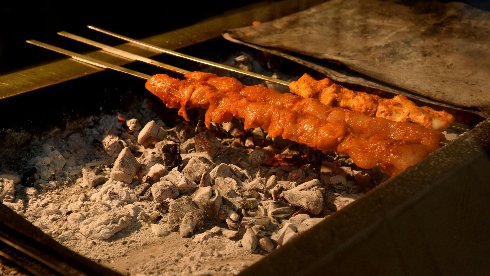 Fleisch auf einem Holzkohlegrill