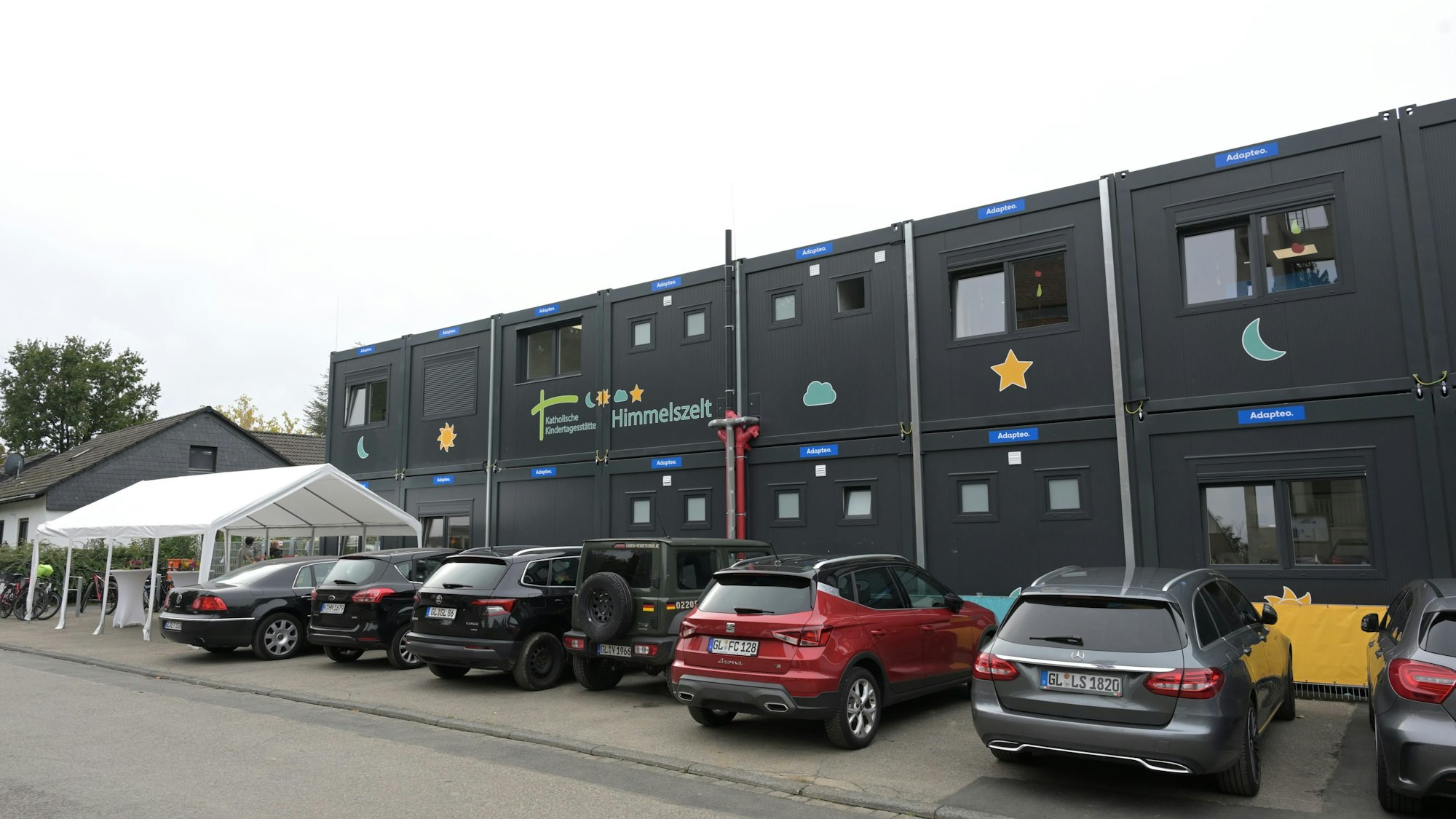 Provisorisch in Containern untergebracht ist die katholische Kindertagesstätte Himmelszelt in Rösrath-Forsbach. Dieser Zustand könnte länger andauern als geplant, Mehrkosten sind zu erwarten.
