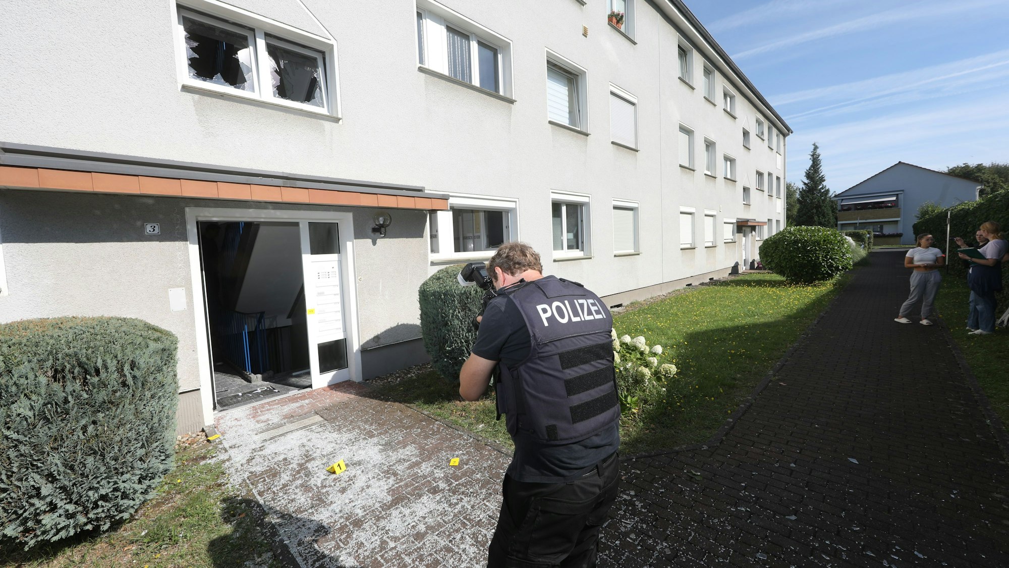 12.08.2024, Köln: Am frühen Montagmorgen hat es in Köln erneut eine Explosion vor einem Haus gegeben. Dieses Mal ermittelt die Polizei in Zündorf. Foto: Arton Krasniqi