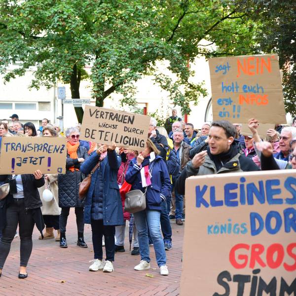 Das Bild zeigt mehrere Demonstranten vor dem Rathaus in Frechen