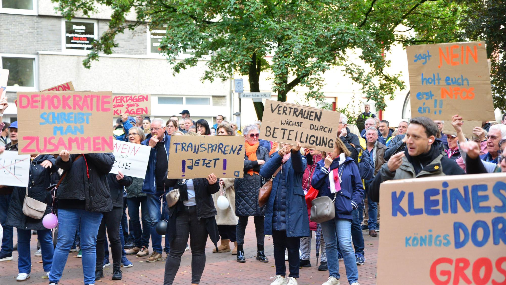 Das Bild zeigt mehrere Demonstranten vor dem Rathaus in Frechen
