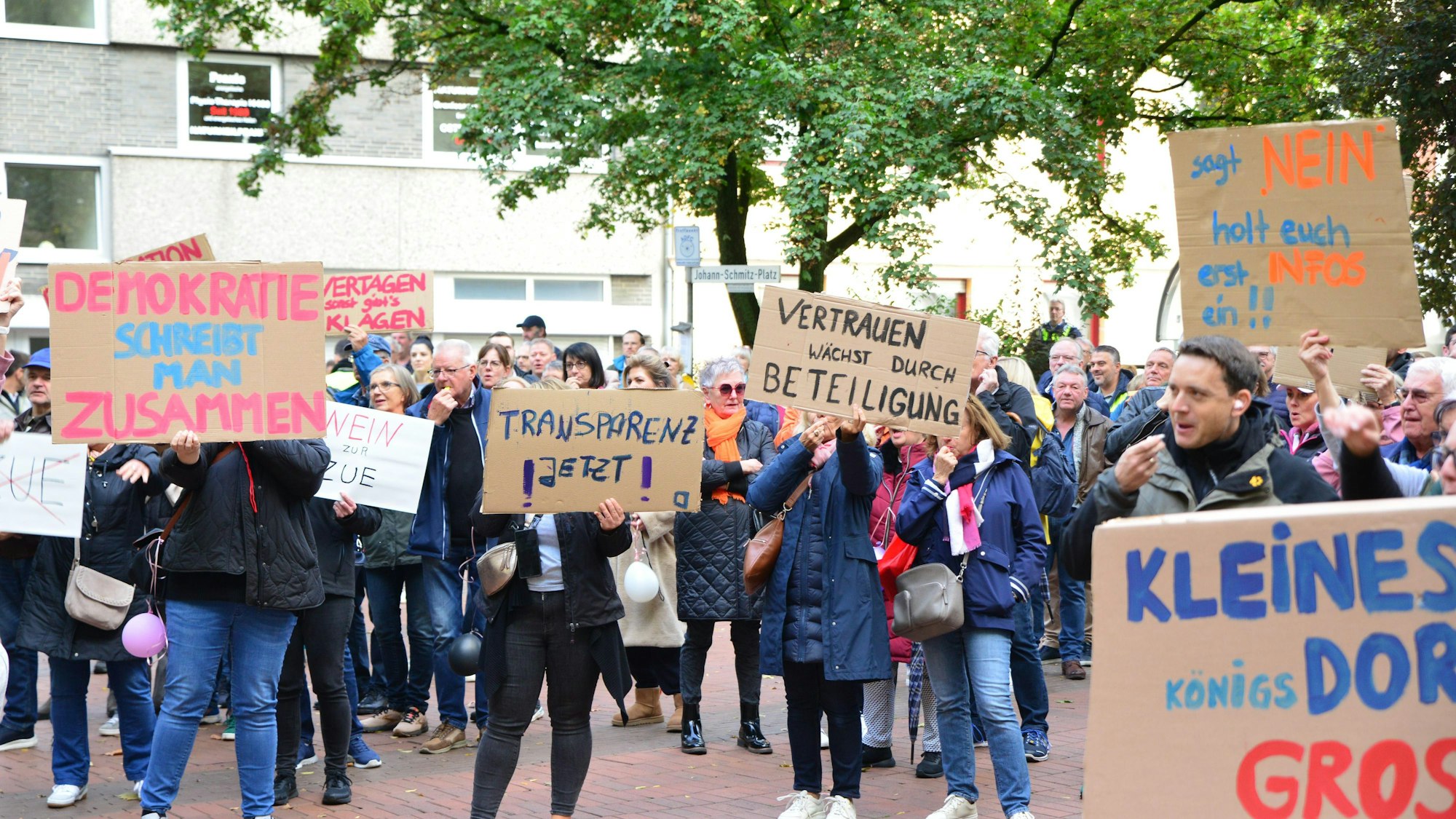 Das Bild zeigt mehrere Demonstranten vor dem Rathaus in Frechen