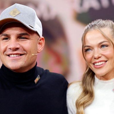 Pietro Lombardi und seine Verlobte Laura Maria Rypa lachen in die Kamera.