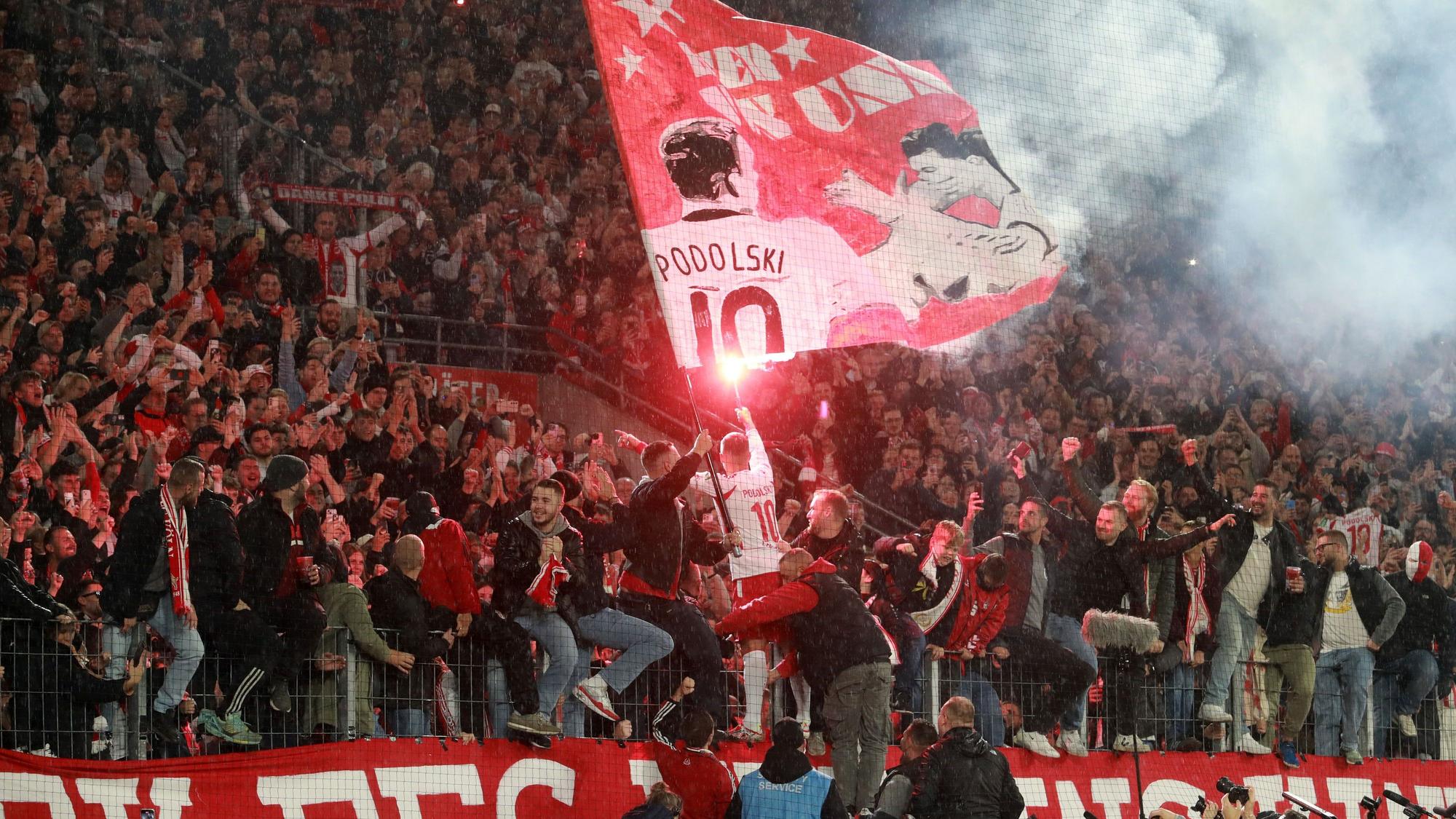 Lukas Podolski bedankt sich bei der Südkurve und nimmt Abschied.