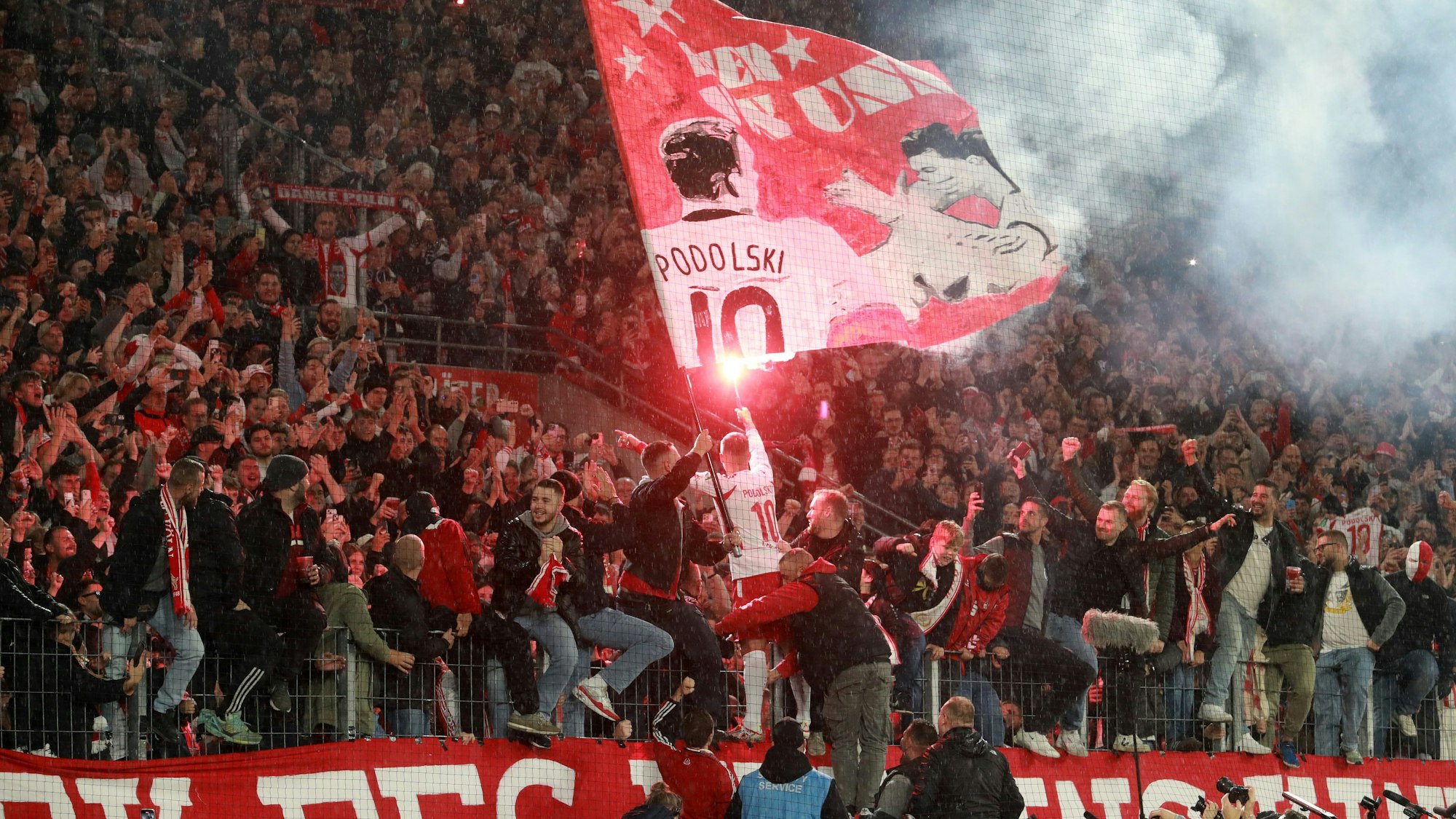 Lukas Podolski bedankt sich bei der Südkurve und nimmt Abschied.