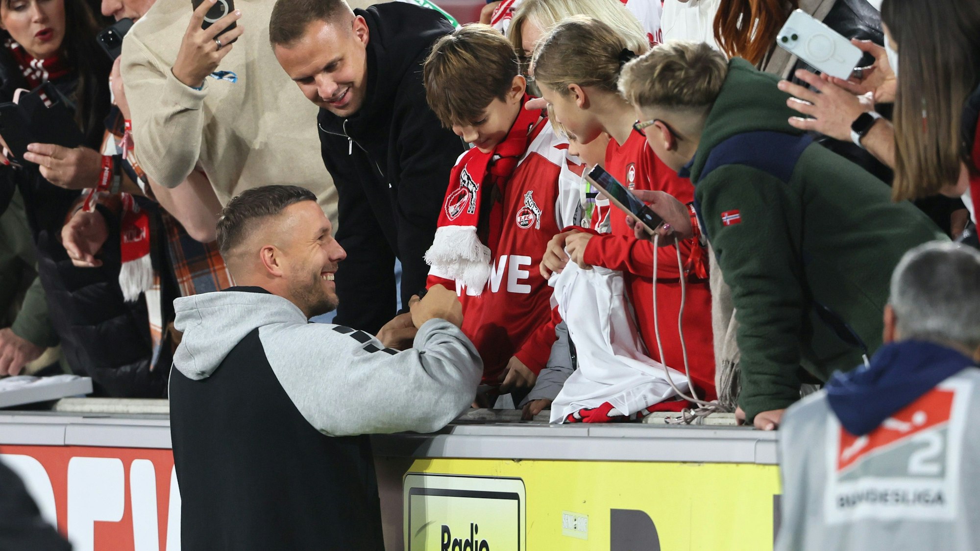 Lukas Podolski begrüßt Fans und Freunde vor seinem Abschiesspiel im Kölner Stadion.