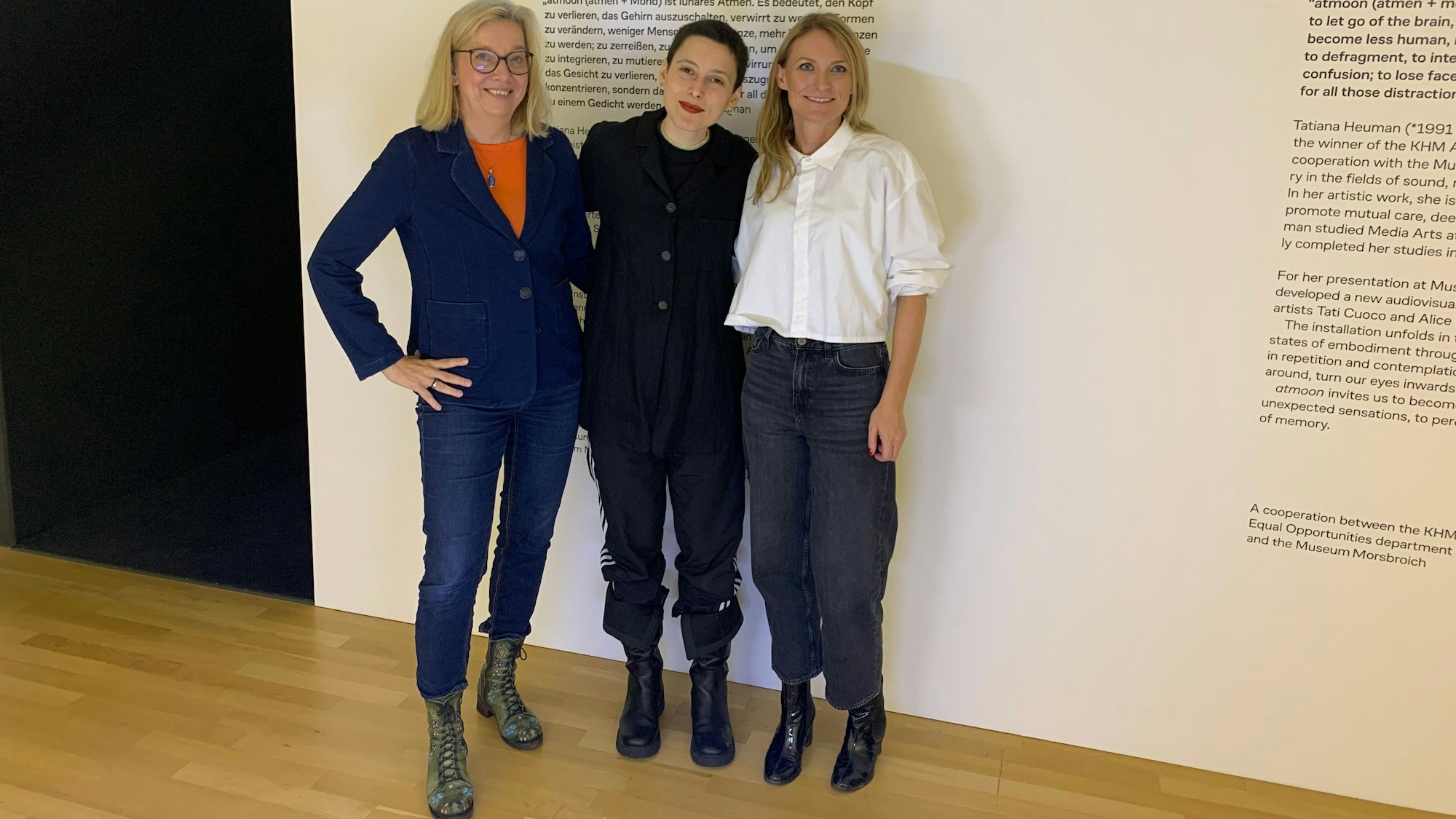 Juliane Kuhn ( v.l., Referentin für Presse- und Öffentlichkeitsarbeit der Kunsthochschule für Medien Köln), Tatiana Heuman (Preisträgerin des diesjährigen KHM-Förderpreises Kunst für FLINTA) und Thekla Zell (Kuratorin am Museum Morsbroich) gaben Einblicke in die Ausstellung und die Hintergründe des Förderpreises.