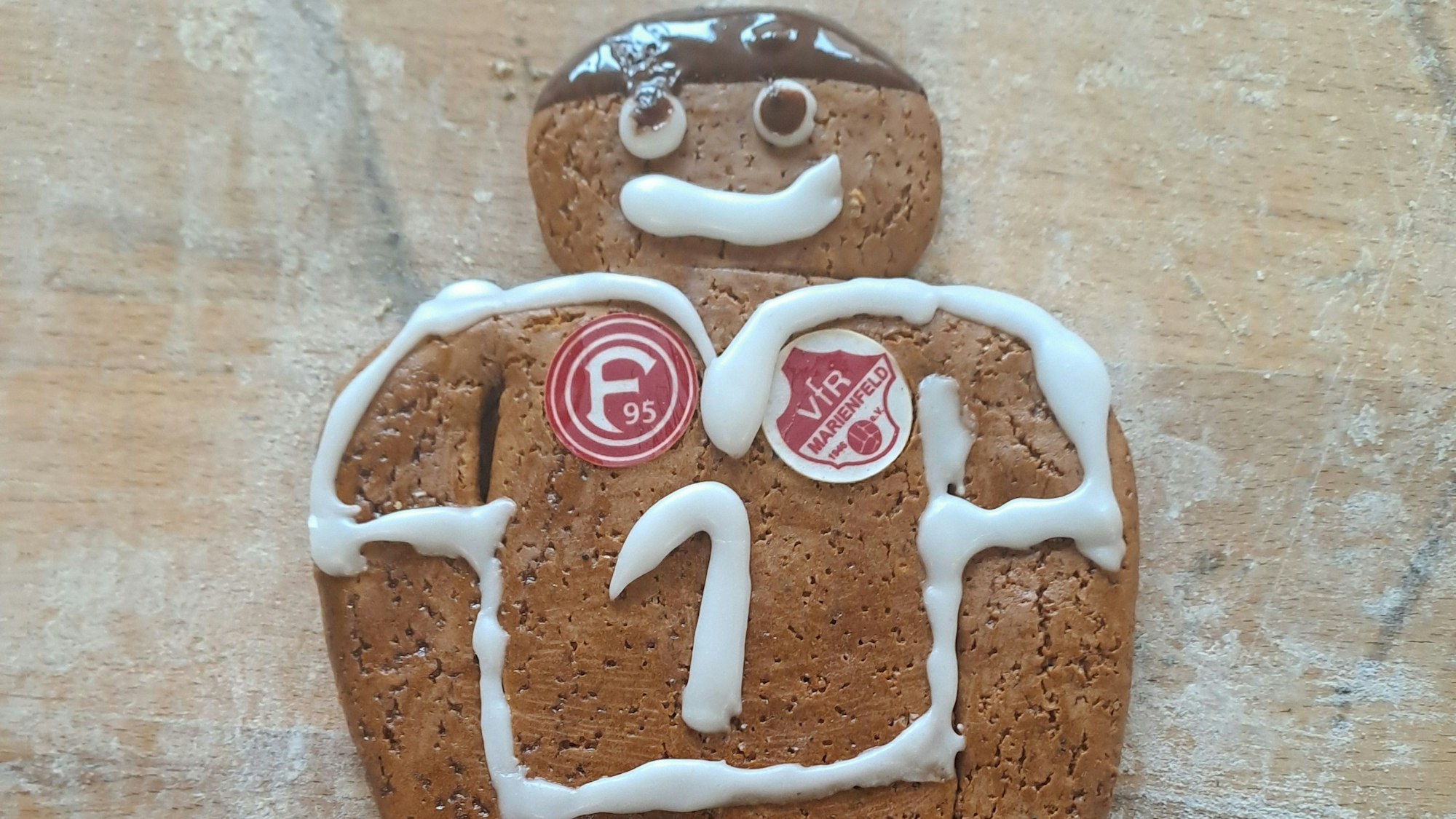 Ein Weckmann mit den Logos des VFL Marienfeld und von Fortuna Dortmund.