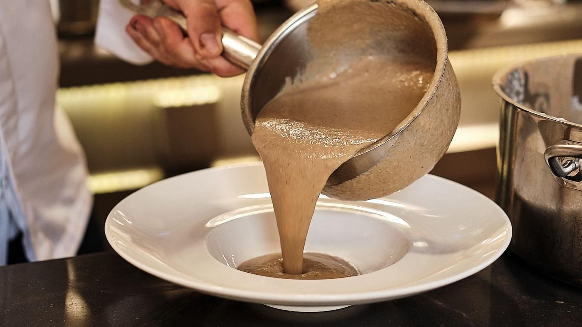 Suppe in tiefe Teller füllen.