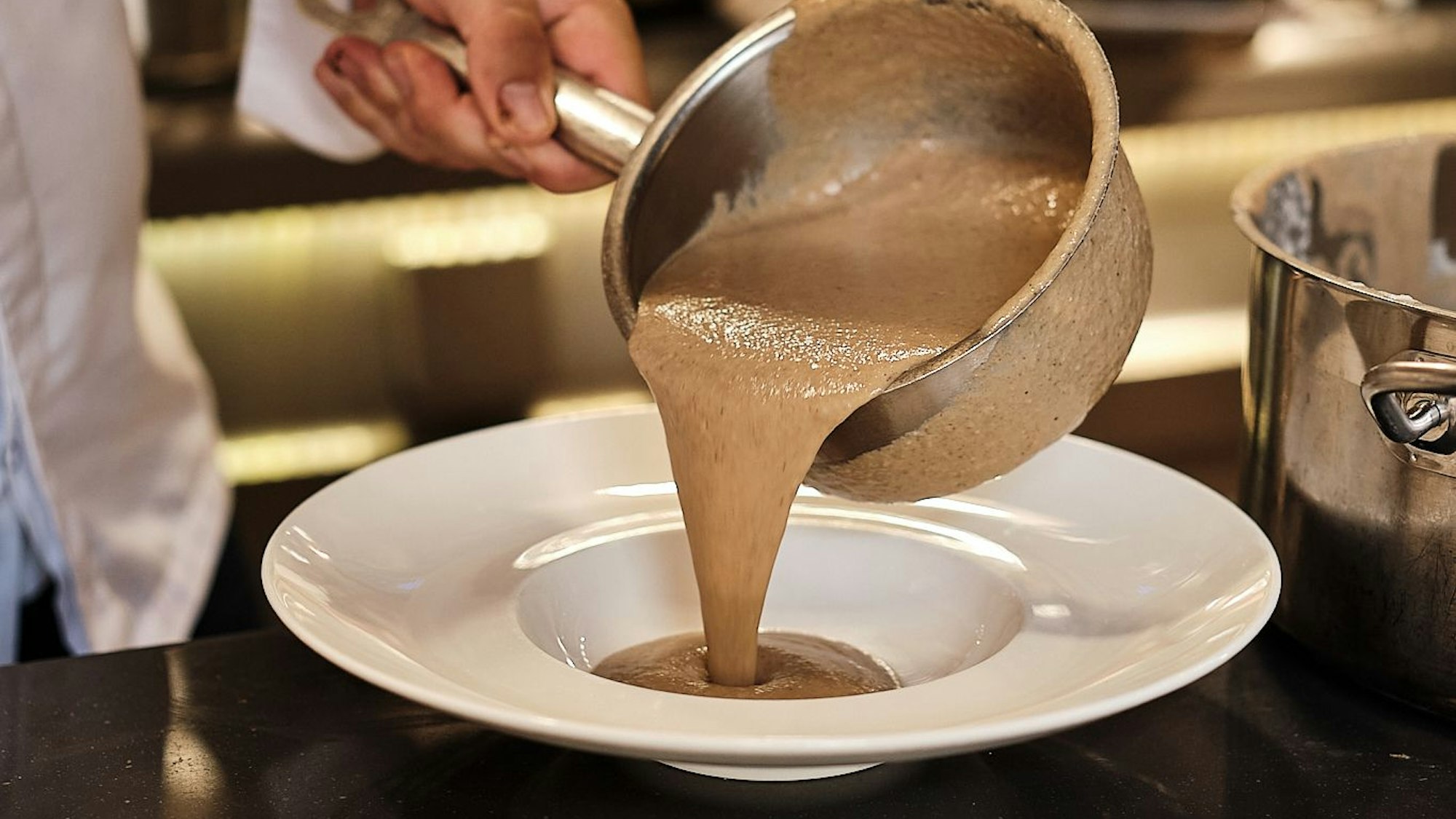 Suppe in tiefe Teller füllen.