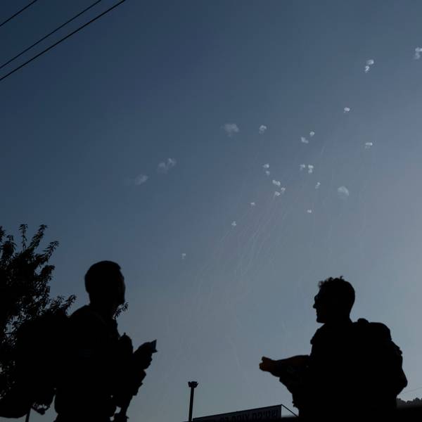Angehörige der israelischen Streitkräfte beobachten im Norden Israels, wie das Luftabwehrsystem Iron Dome Raketen abfängt, die aus dem Libanon abgeschossen wurden.