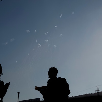 Angehörige der israelischen Streitkräfte beobachten im Norden Israels, wie das Luftabwehrsystem Iron Dome Raketen abfängt, die aus dem Libanon abgeschossen wurden.