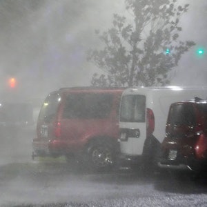 Max Watts geht auf den Parkplatz, um nach einem Anhänger zu sehen, der vor dem Hotel geparkt ist, in dem er mit Kollegen den Hurrikan „Milton“ überstehen will. Watts, der für ein Abschleppunternehmen arbeitet, wurde zusammen mit Kollegen nach Florida entsandt, um bei den Folgen des Sturms zu helfen.