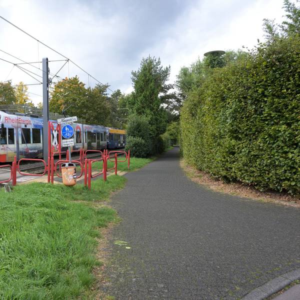Eine Bahn fährt ein.