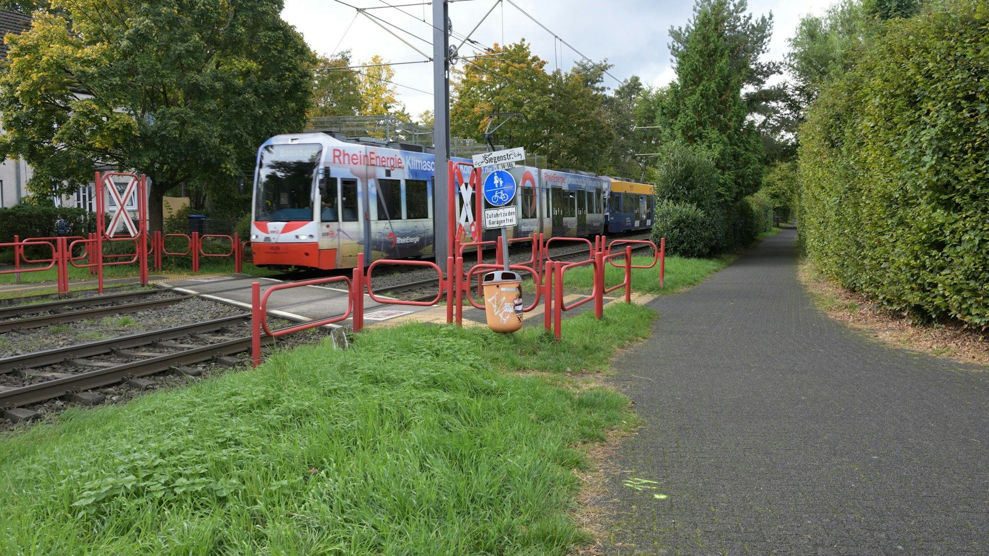 Eine Bahn fährt ein.