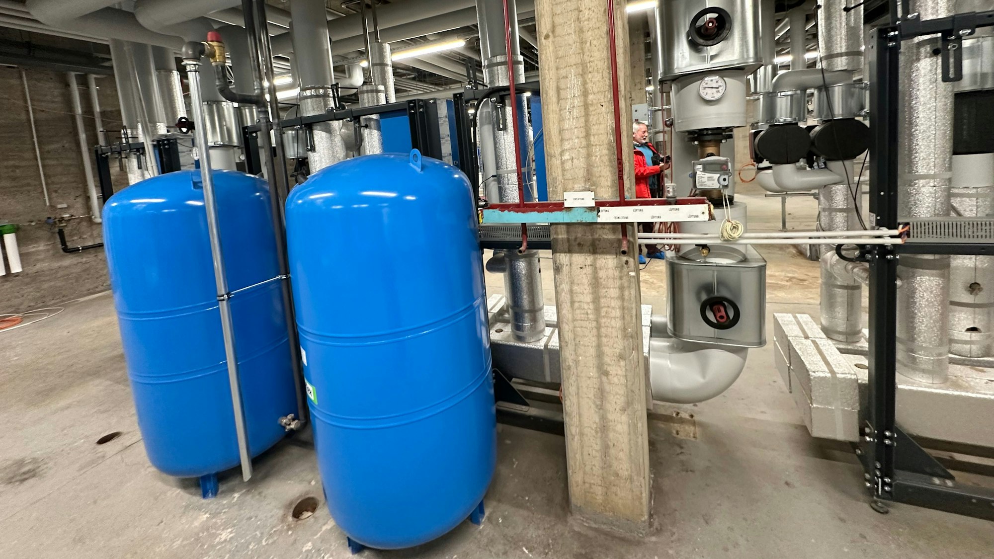 Blick in den Keller des Hallenbades mit neuer Technik.