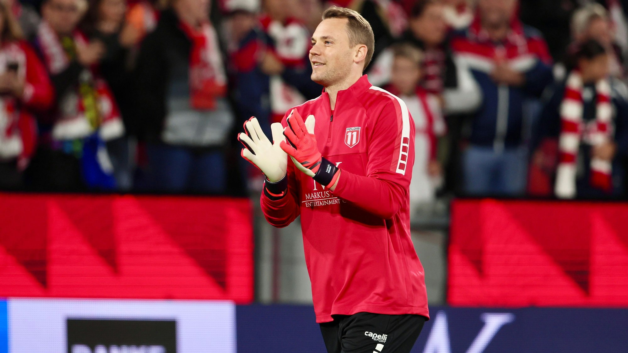Manuel Neuer macht sich für den Podolski-Abshcied warm.