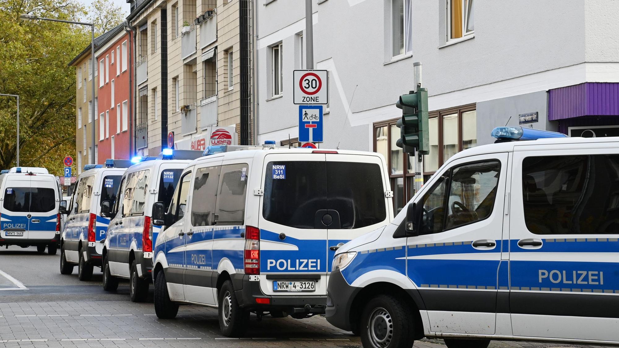 Zahlreiche Einsatzfahrzeuge der Polizei parken in der Franz-Geuer-Straße in Köln.