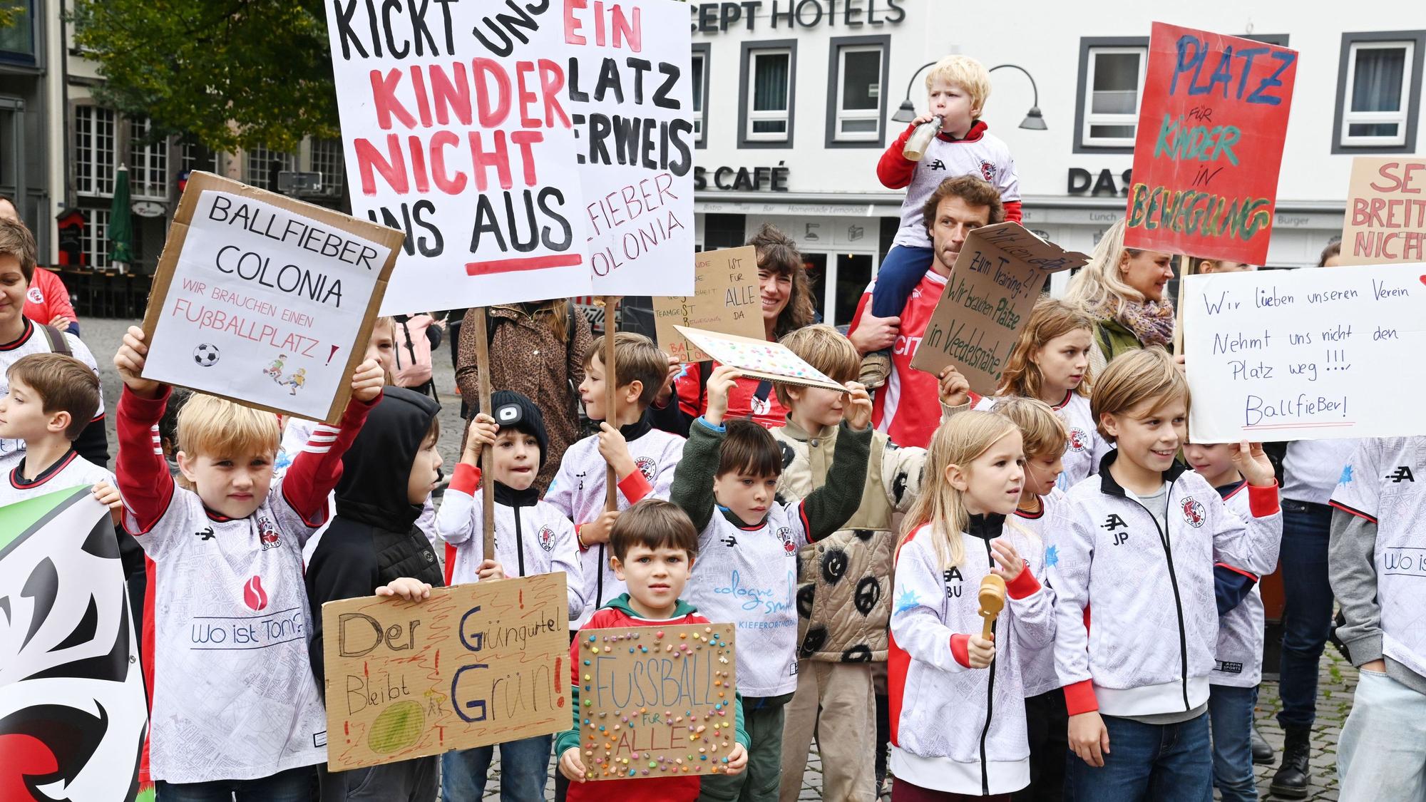 Kinder des Breitensportvereins Ballfieber Colonia demonstrierten vor der Ratssitzung am 1. Oktober gegen das Vorhaben der Politiker, dem 1. FC Köln die intensivere Nutzung ihres Trainingsplatzes zuzusagen (Archivbild).