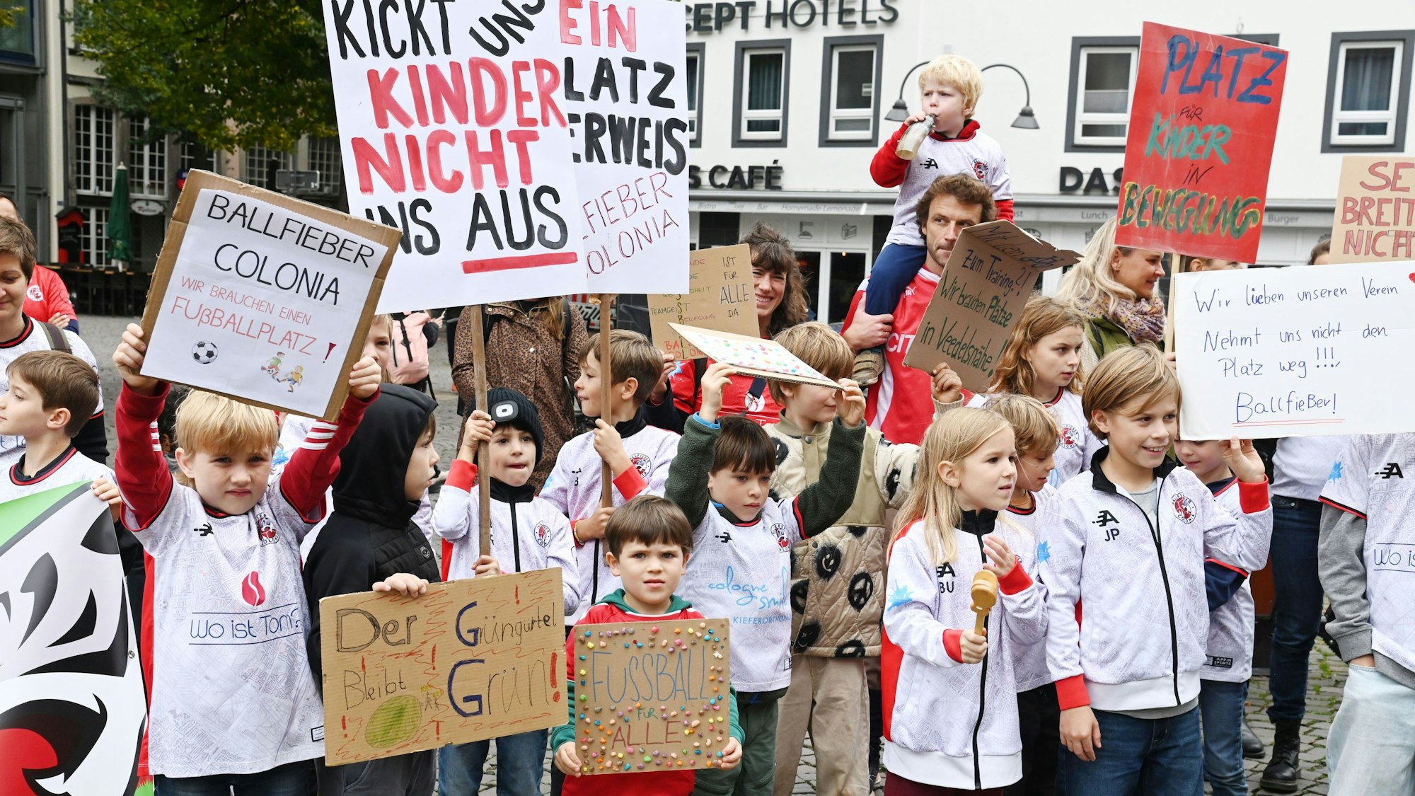 Kinder des Breitensportvereins Ballfieber Colonia demonstrierten vor der Ratssitzung am 1. Oktober gegen das Vorhaben der Politiker, dem 1. FC Köln die intensivere Nutzung ihres Trainingsplatzes zuzusagen (Archivbild).