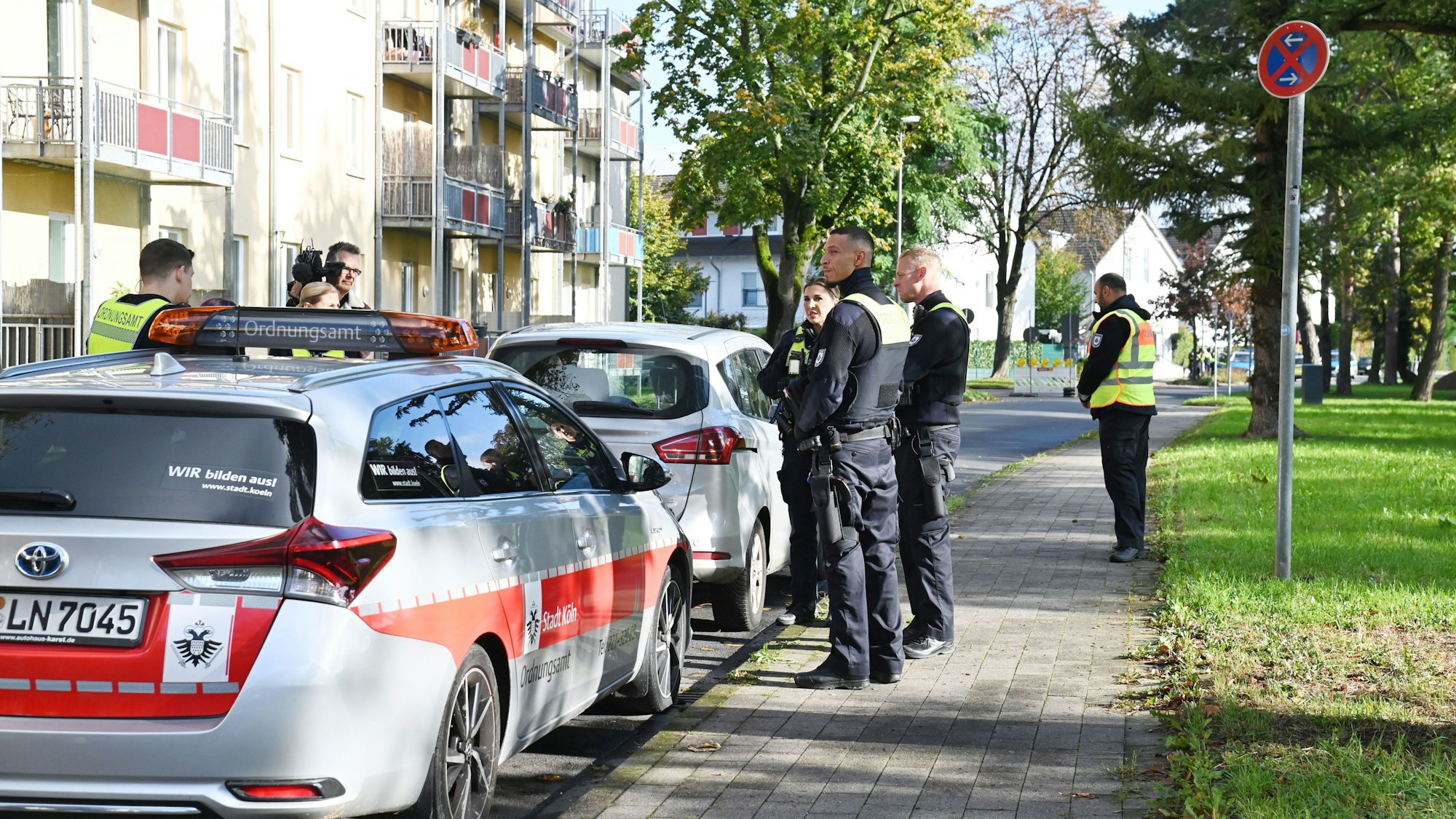 Einsatzkräfte vom Ordnungsamt Köln und der Polizei auf dem Gelände des Krankenhaus Merheim.
