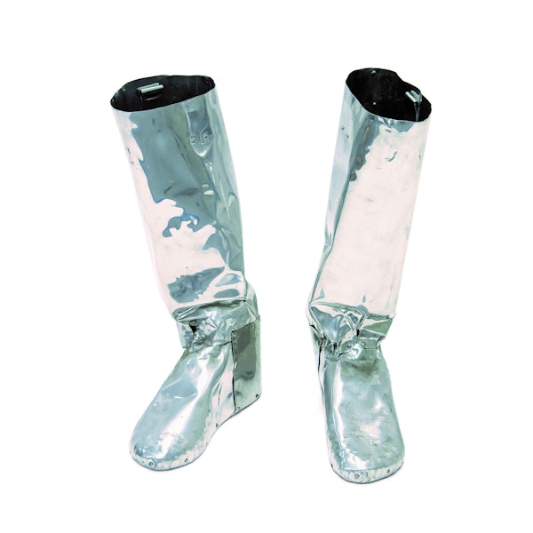 Zwei silbrig glänzende Reitstiefel stehen nebeneinander.