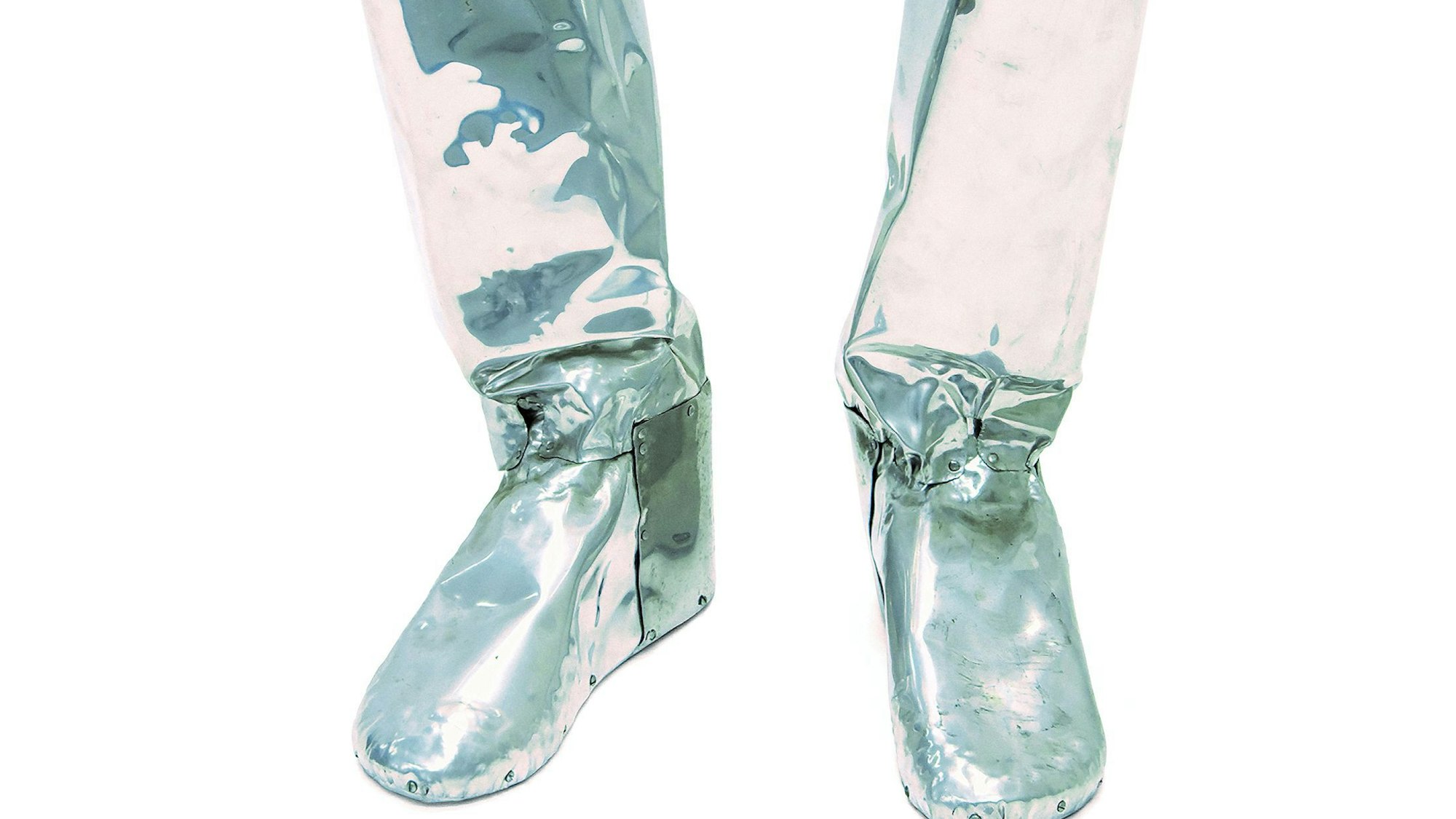 Zwei silbrig glänzende Reitstiefel stehen nebeneinander.